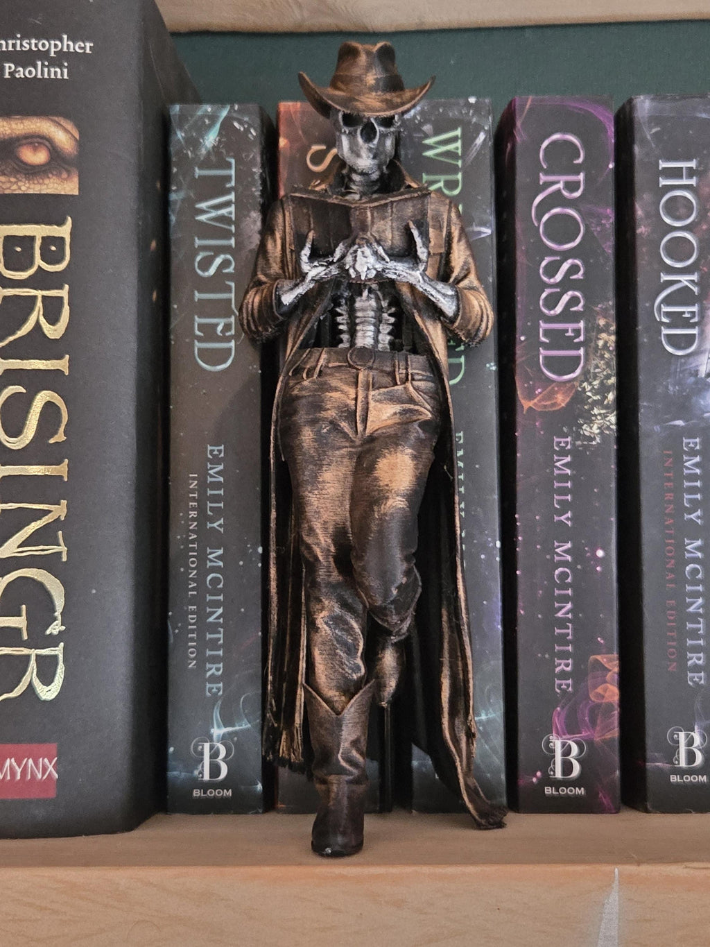 Skelett Cowboy Buchstütze | Gothic Bücherregal Deko | Western Totenkopf Figur | Buchliebhaber Geschenk | Dark Academia Deko