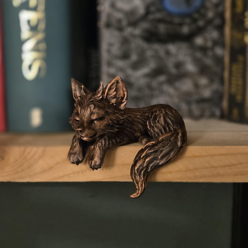 Bücherregal-Dekoration Schlafender Babywolf Figur • Wächter des Bücherregals • Gemütliche Regal-Dekoration • Buch-Nischen-Begleiter • Geschenk für Buchliebhaber