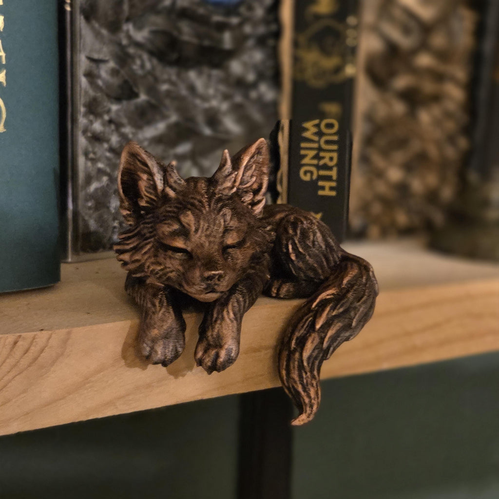 Bücherregal-Dekoration Schlafender Babywolf Figur • Wächter des Bücherregals • Gemütliche Regal-Dekoration • Buch-Nischen-Begleiter • Geschenk für Buchliebhaber