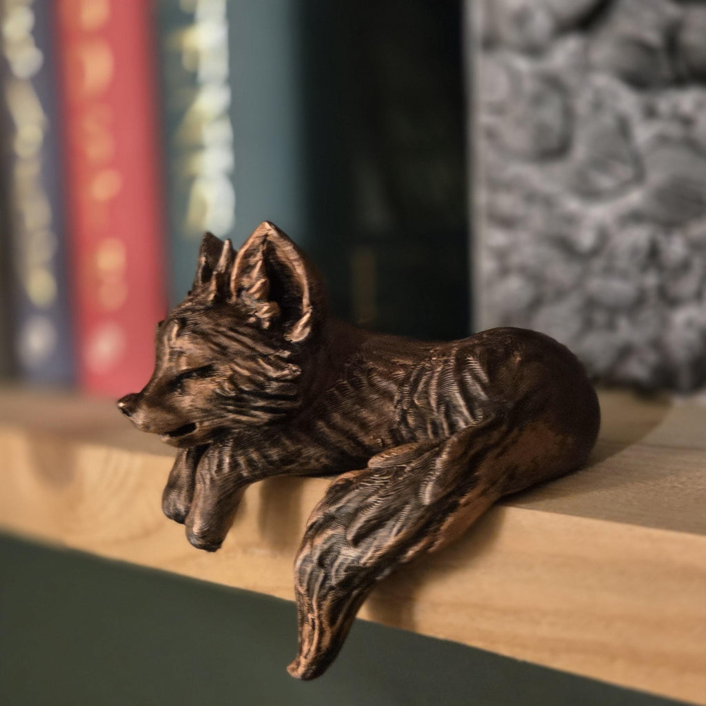 Bücherregal-Dekoration Schlafender Babywolf Figur • Wächter des Bücherregals • Gemütliche Regal-Dekoration • Buch-Nischen-Begleiter • Geschenk für Buchliebhaber