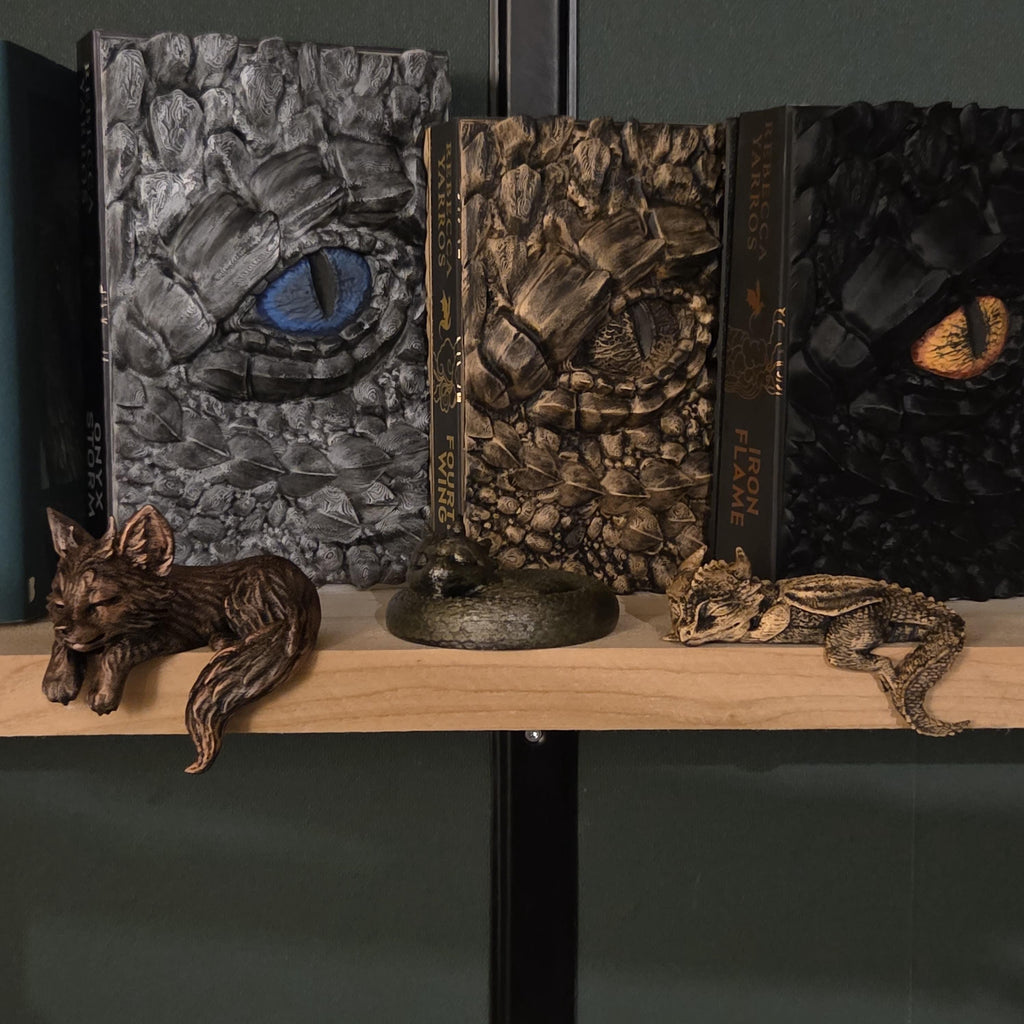 Bücherregal-Dekoration Schlafender Babywolf Figur • Wächter des Bücherregals • Gemütliche Regal-Dekoration • Buch-Nischen-Begleiter • Geschenk für Buchliebhaber