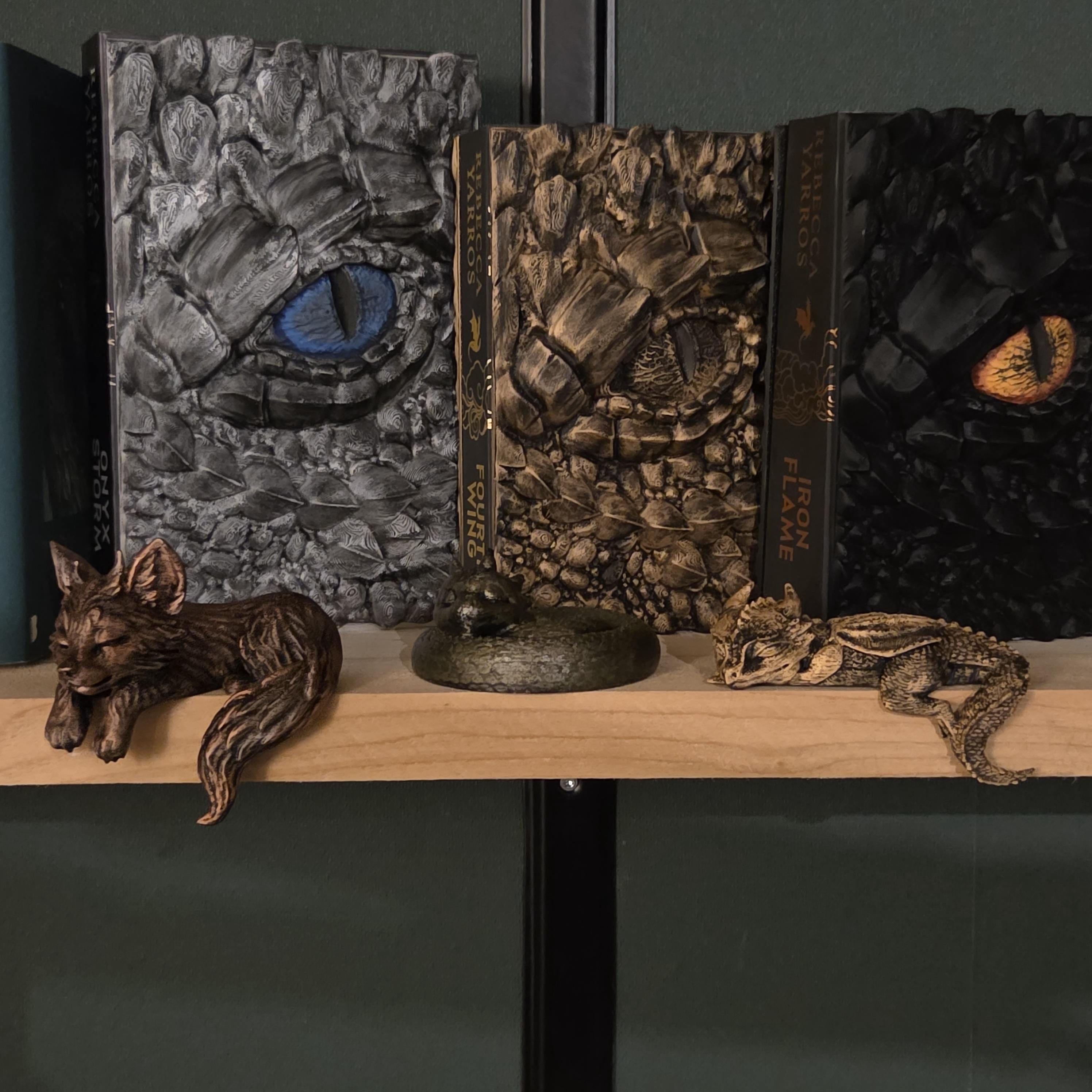 Boekenplankdecoratie Slapende babypups beeldje • Beschermers van de Boekenplank • Gezellige Planken decoratie • Boekenhoek gezelschap • Geschenk voor Boekenliefhebbers