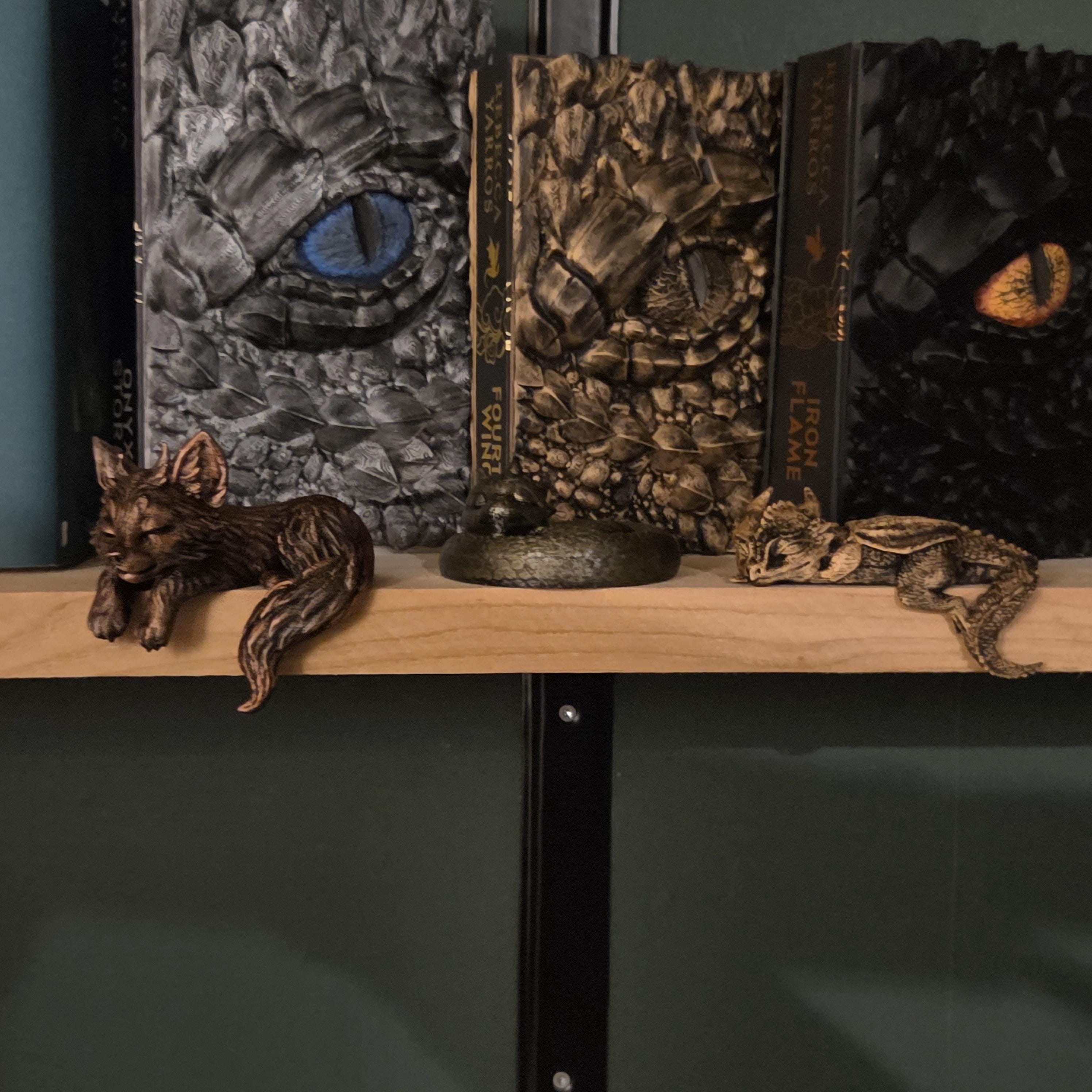 Bücherregal-Dekoration Schlafender Babywolf Figur • Wächter des Bücherregals • Gemütliche Regal-Dekoration • Buch-Nischen-Begleiter • Geschenk für Buchliebhaber