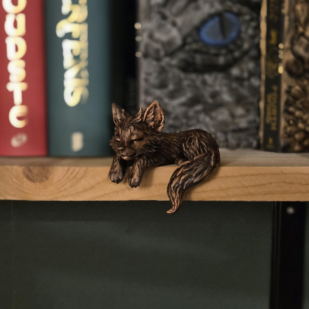 Bücherregal-Dekoration Schlafender Babywolf Figur • Wächter des Bücherregals • Gemütliche Regal-Dekoration • Buch-Nischen-Begleiter • Geschenk für Buchliebhaber