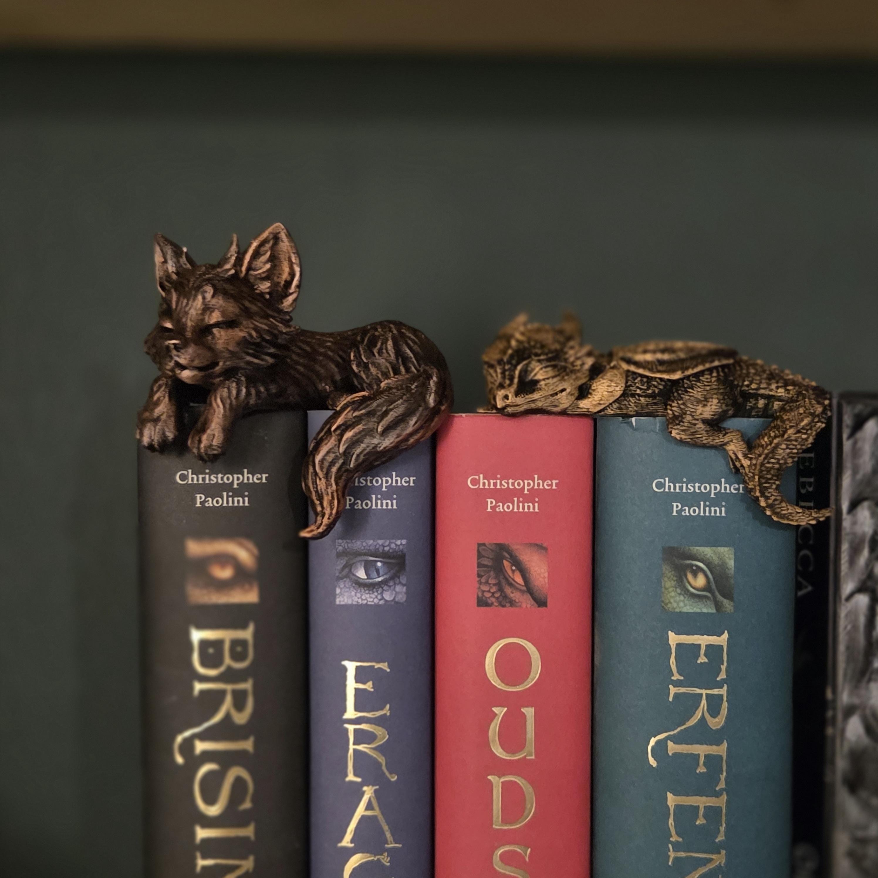 Bücherregal-Dekoration Schlafender Babywolf Figur • Wächter des Bücherregals • Gemütliche Regal-Dekoration • Buch-Nischen-Begleiter • Geschenk für Buchliebhaber