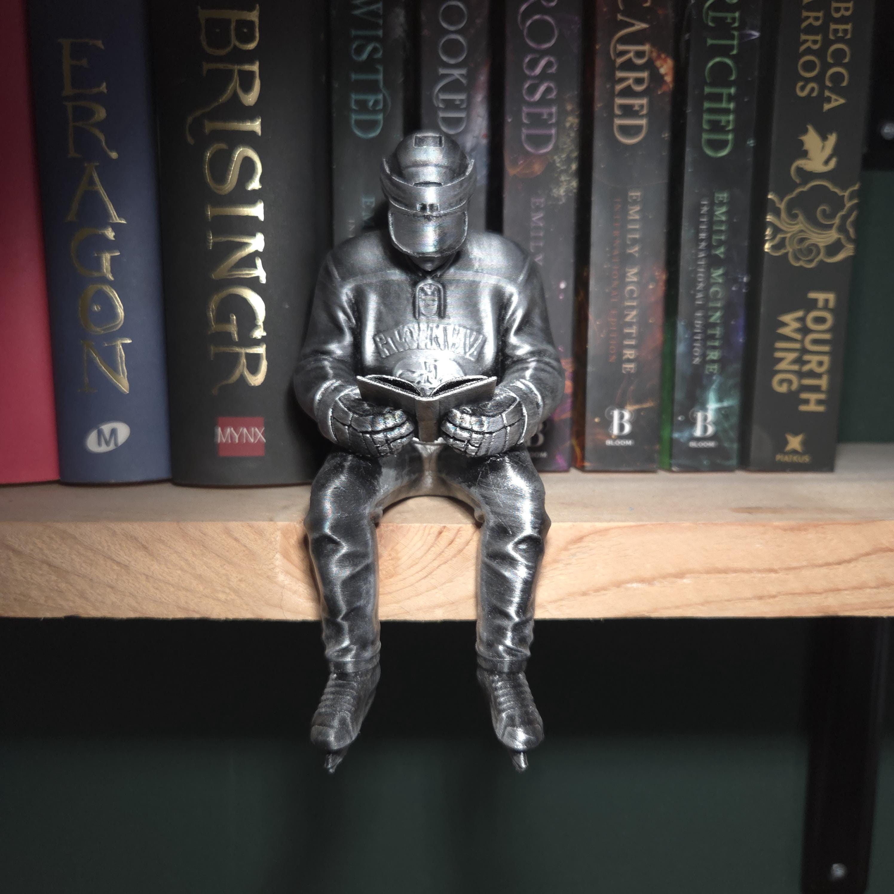 Hockey-Spieler-Lese-Figur – Buchige Sportdeko – Regalhocker
