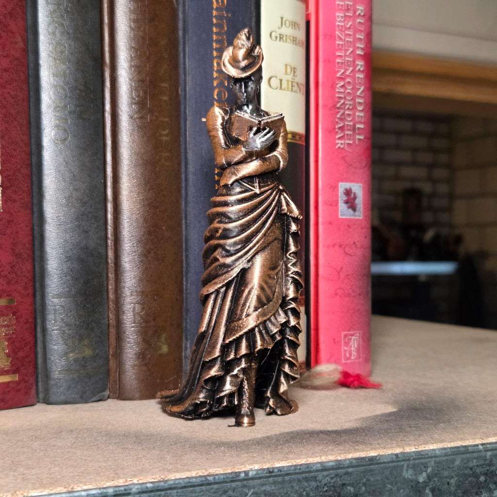 Viktorianische Dame beim Lesen eines Buches – Bücherliebhaber-Figur für Bibliotheks- und Bücherregaldekoration