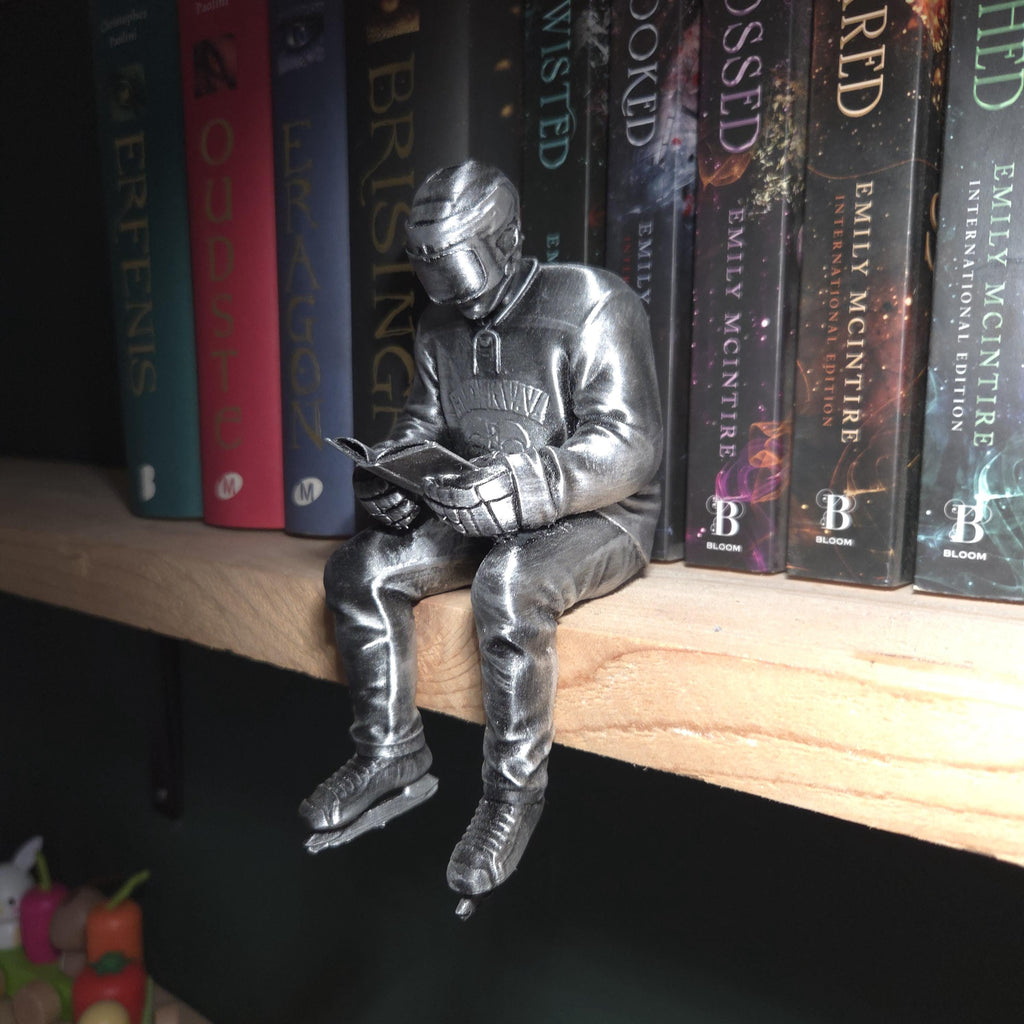 Hockey-Spieler-Lese-Figur – Buchige Sportdeko – Regalhocker