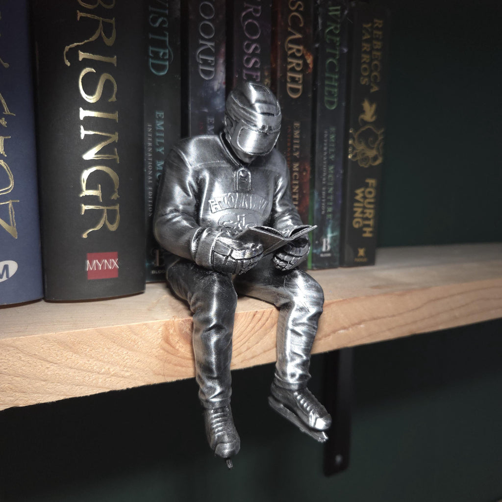 Hockey-Spieler-Lese-Figur – Buchige Sportdeko – Regalhocker