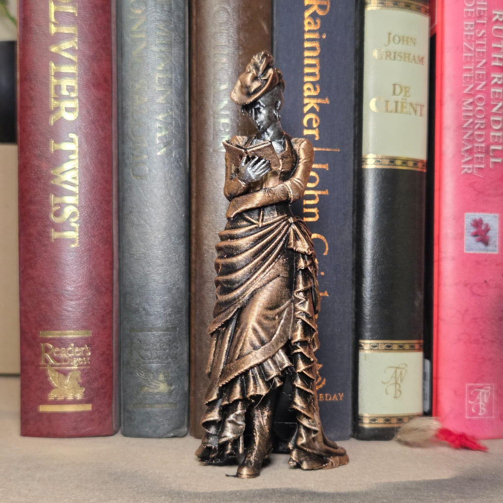Viktorianische Dame beim Lesen eines Buches – Bücherliebhaber-Figur für Bibliotheks- und Bücherregaldekoration