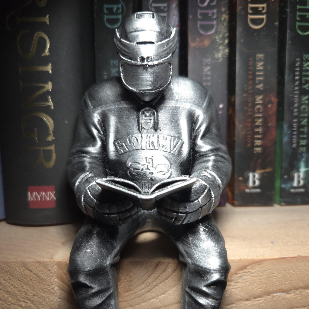Hockey-Spieler-Lese-Figur – Buchige Sportdeko – Regalhocker