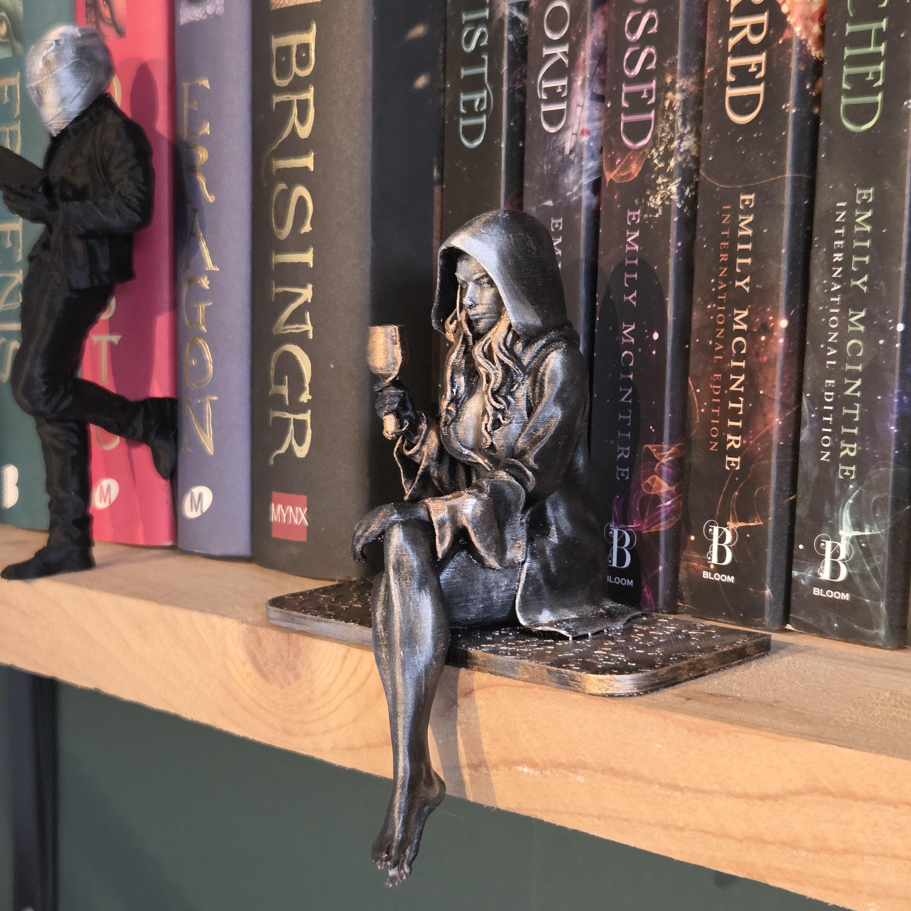 Sexy lesende Elfenfigur – Dark Fantasy Bücherregal Deko – Gothic Elfen Miniatur – Buchliebhaber Geschenk – Fantasy Wohndekoration