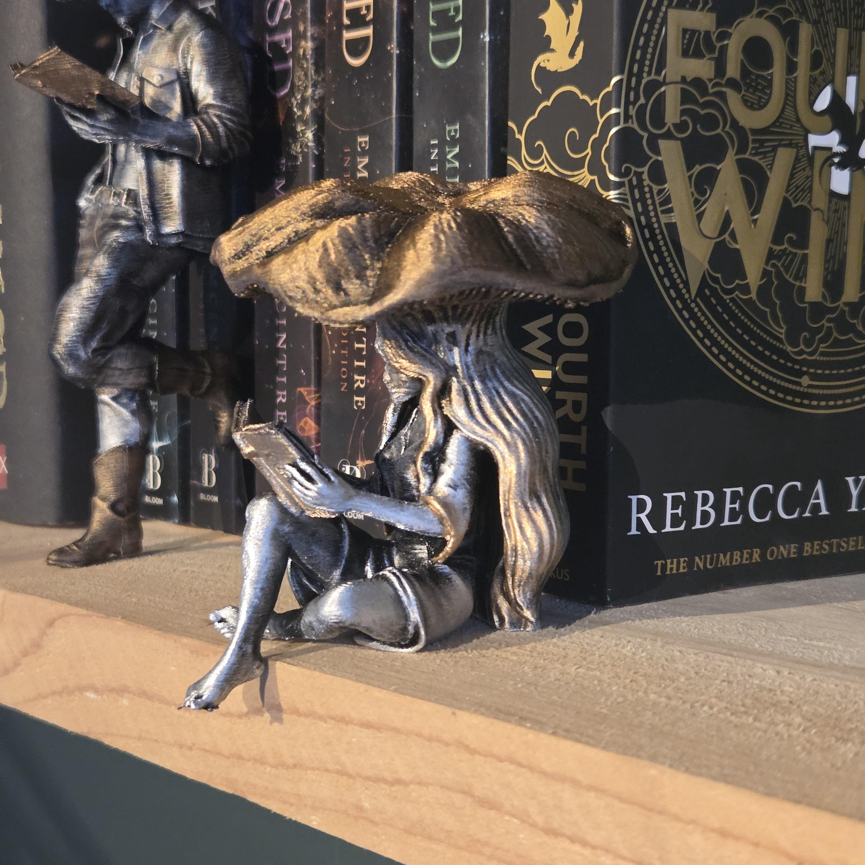 Sexy lesende Elfenfigur – Dark Fantasy Bücherregal Deko – Gothic Elfen Miniatur – Buchliebhaber Geschenk – Fantasy Wohndeko