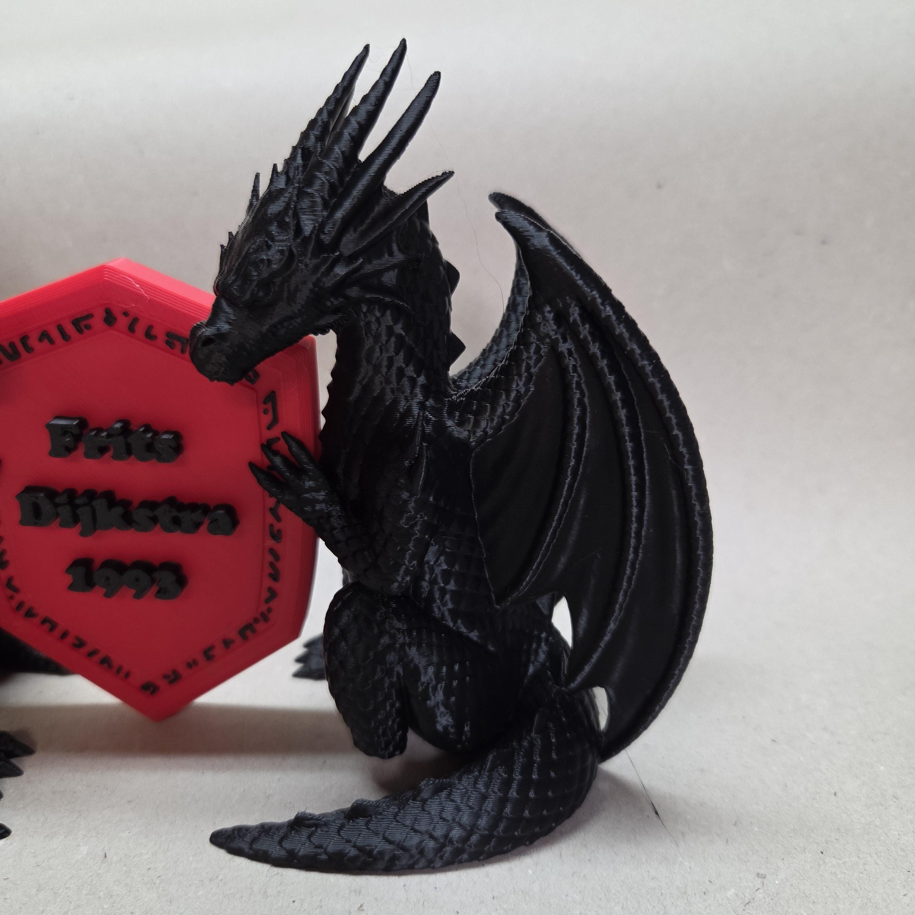Drachen mit Abzeichen Bücherregal-Dekoration Figur – Fantasy-Buch-Romanze