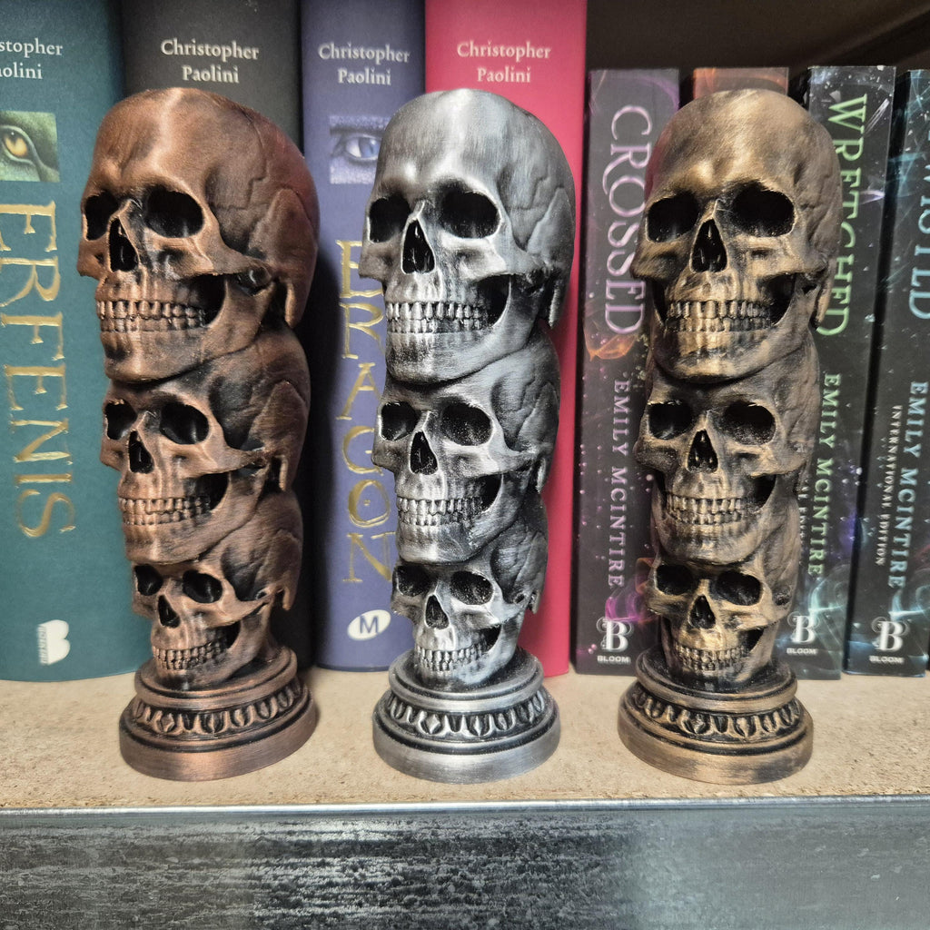 Gothic Bronze Totenkopf Statue – Gestapelte Totenköpfe Deko | Gruselige Heimdekoration | Halloween Regal Akzent | Alternative Raumästhetik