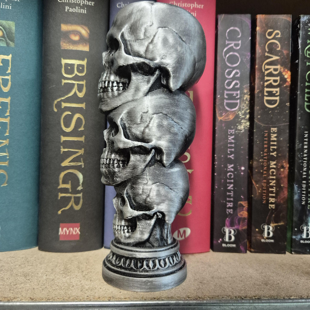 Gothic Bronze Totenkopf Statue – Gestapelte Totenköpfe Deko | Gruselige Heimdekoration | Halloween Regal Akzent | Alternative Raumästhetik