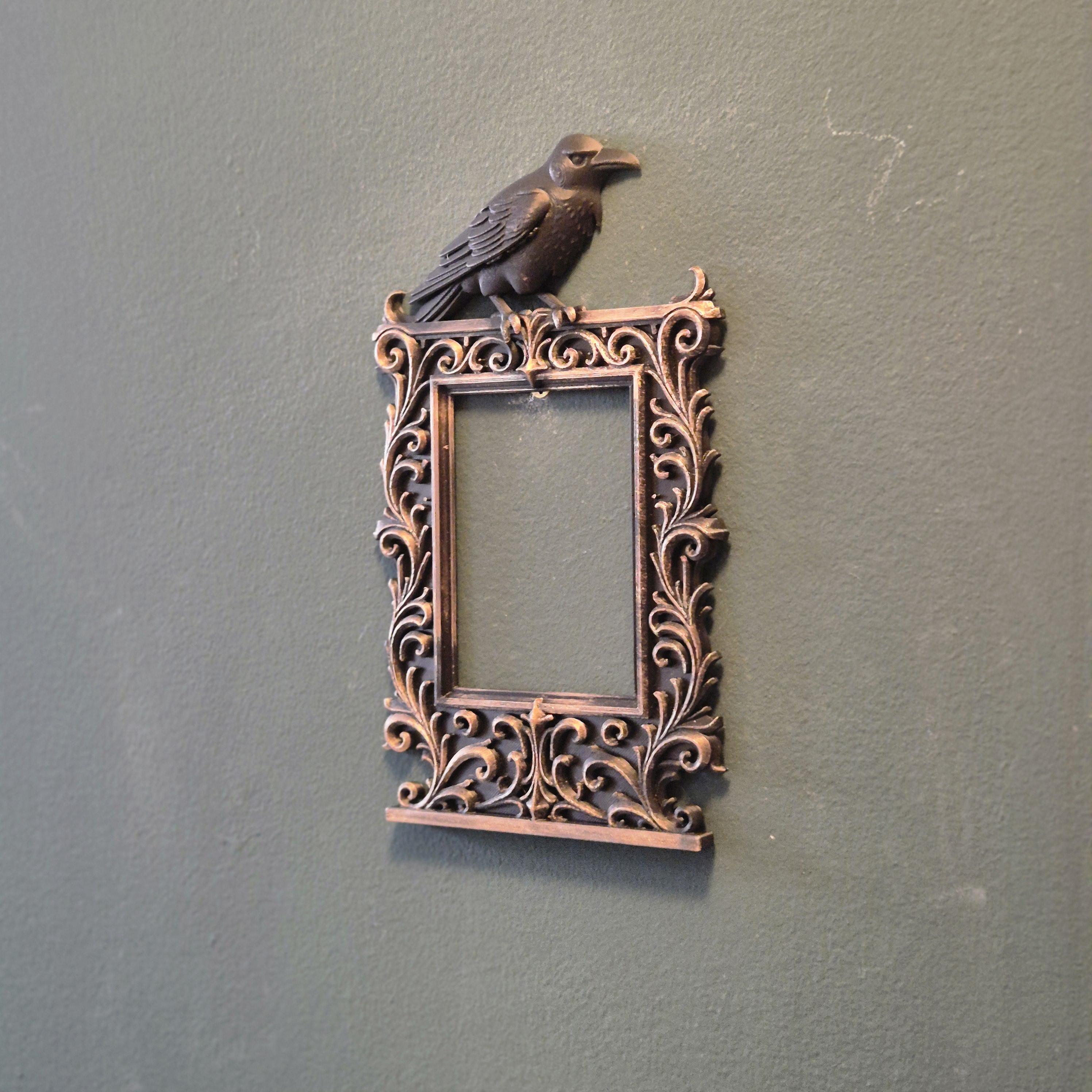 Gothic Home Decor | Rabenrahmen, Totenkopfmond, Buchstützen | Witchy Dark Academia Dekor