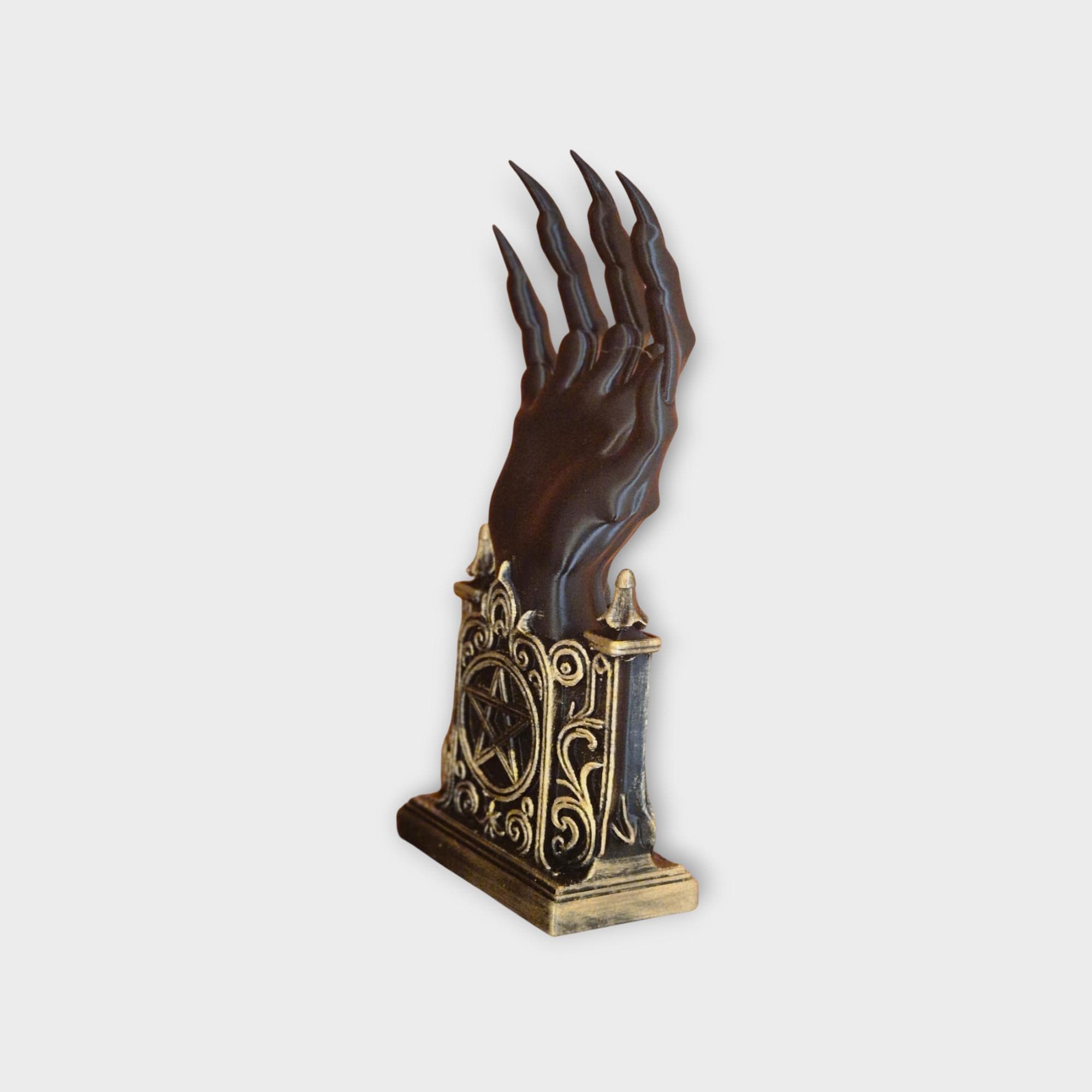 Skeletthandstatue | Gothic-Hexendekor | Okkulte Halloween-Skulptur | Dunkle Altarhand-Requisite | Pentagramm-Klauen-Ornament