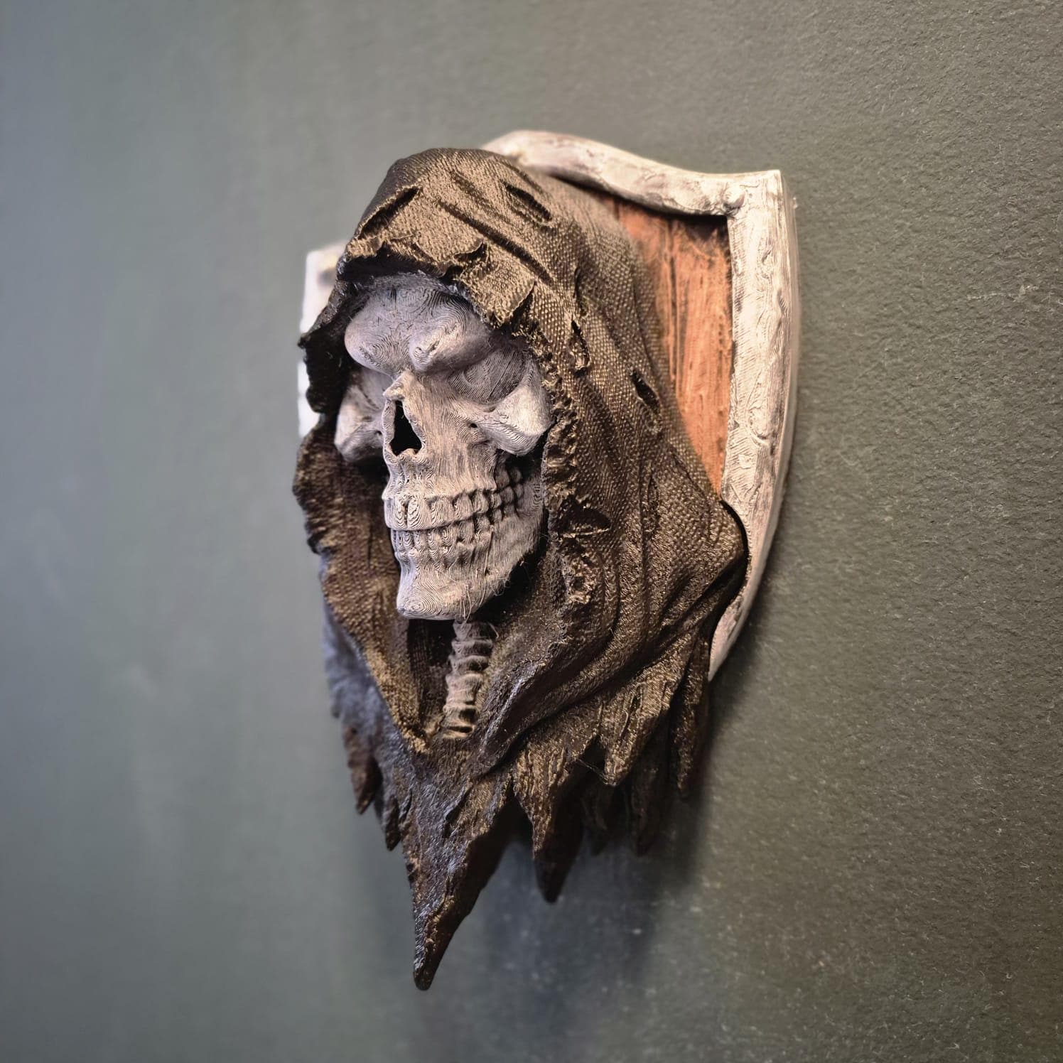 Grim Reaper Wall Plaque – Gothic Skull Wall Art | Horror Home Decor | Reaper Trophy Head | Halloween Decoration | Spooky Wall Hanging