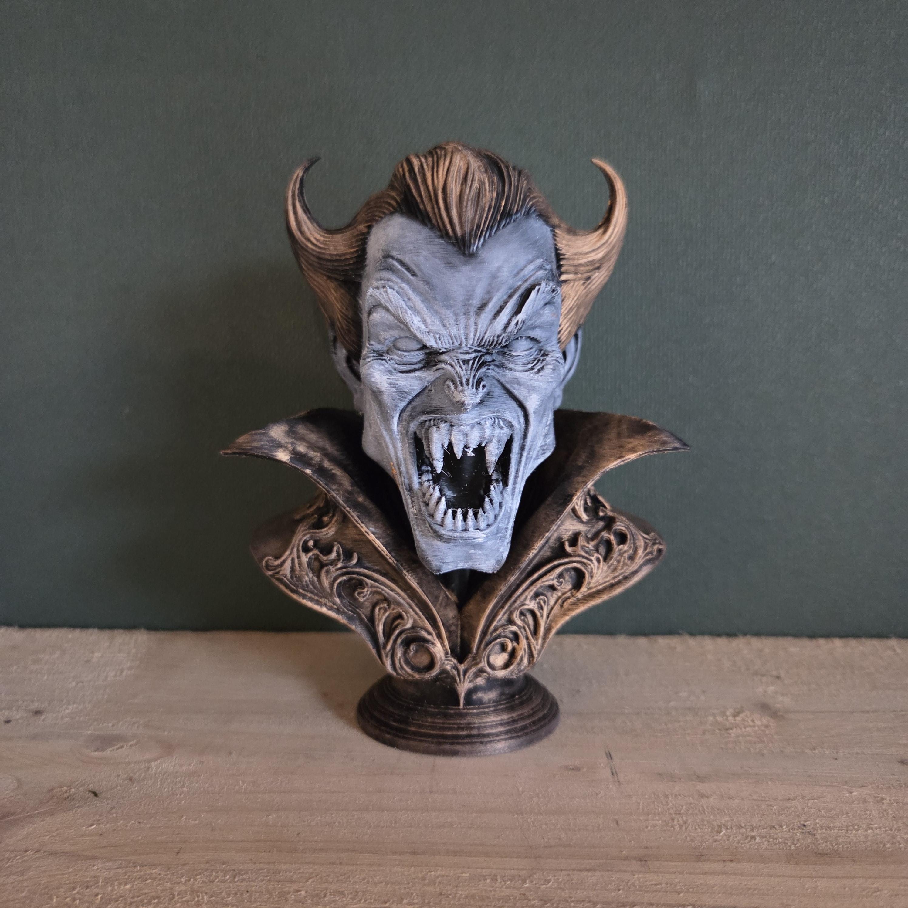 Vampirdämonenbüste – gehörnte Fantasy-Skulptur mit verziertem Kragen – handgemachte gotische Display-Statue