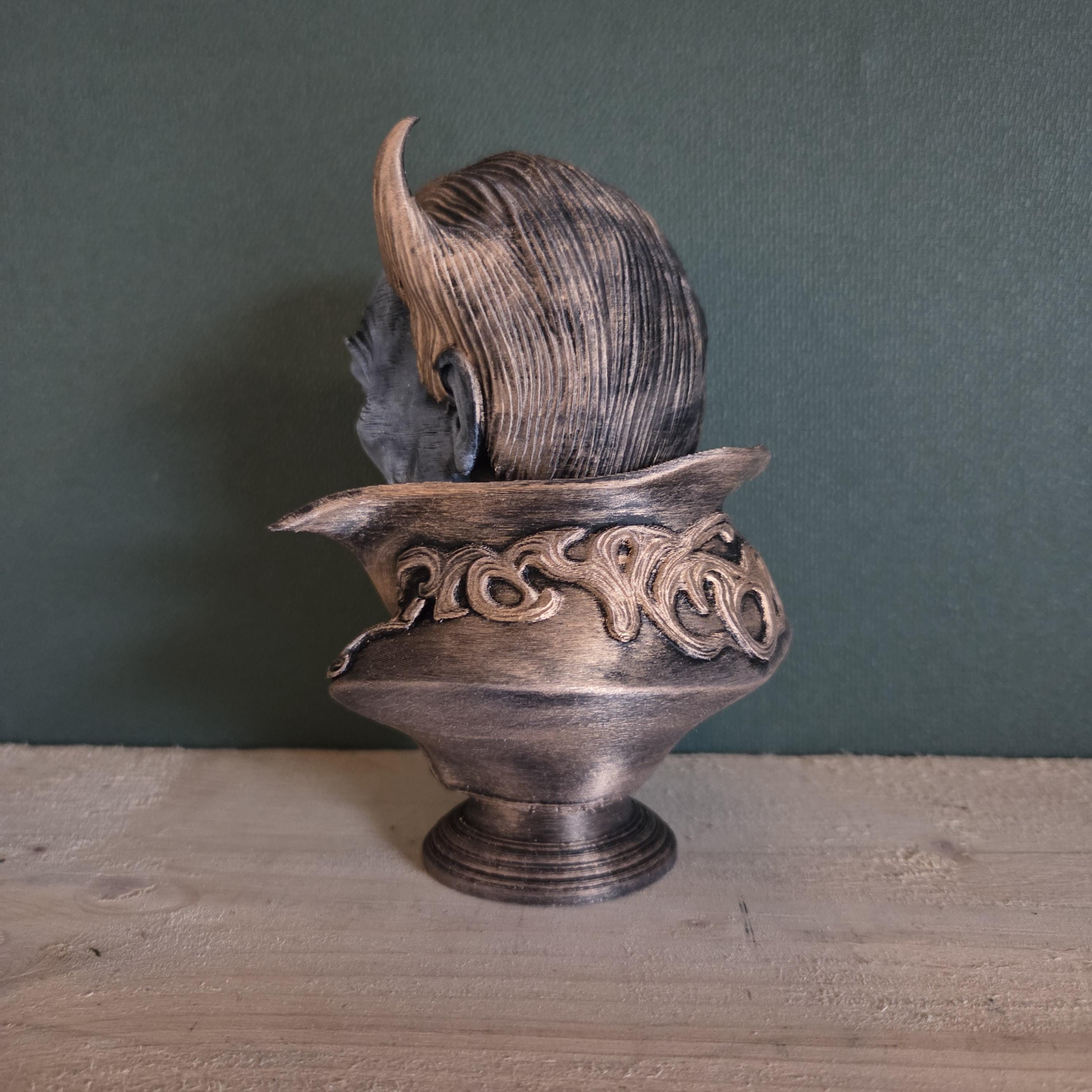 Vampirdämonenbüste – gehörnte Fantasy-Skulptur mit verziertem Kragen – handgemachte gotische Display-Statue