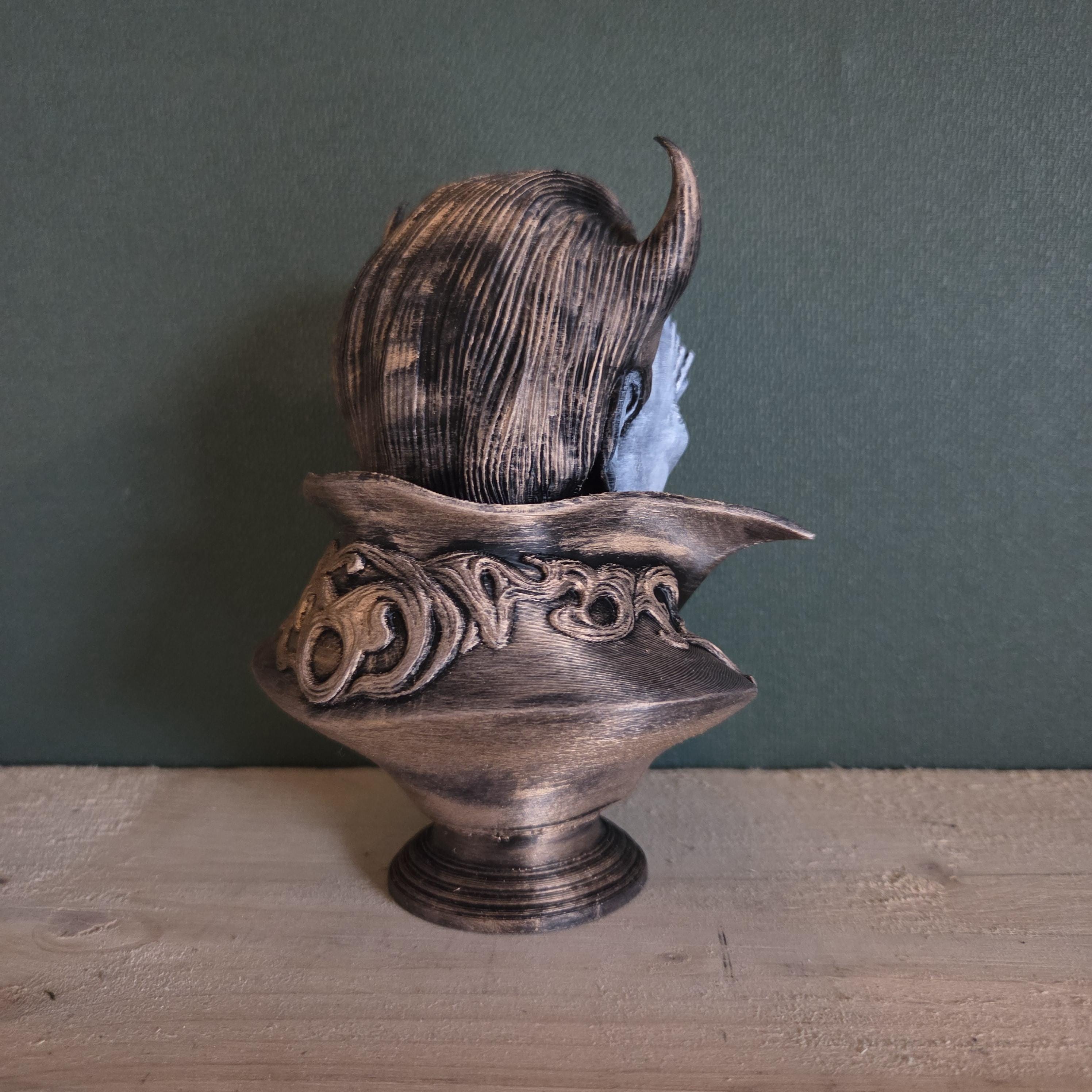 Vampirdämonenbüste – gehörnte Fantasy-Skulptur mit verziertem Kragen – handgemachte gotische Display-Statue