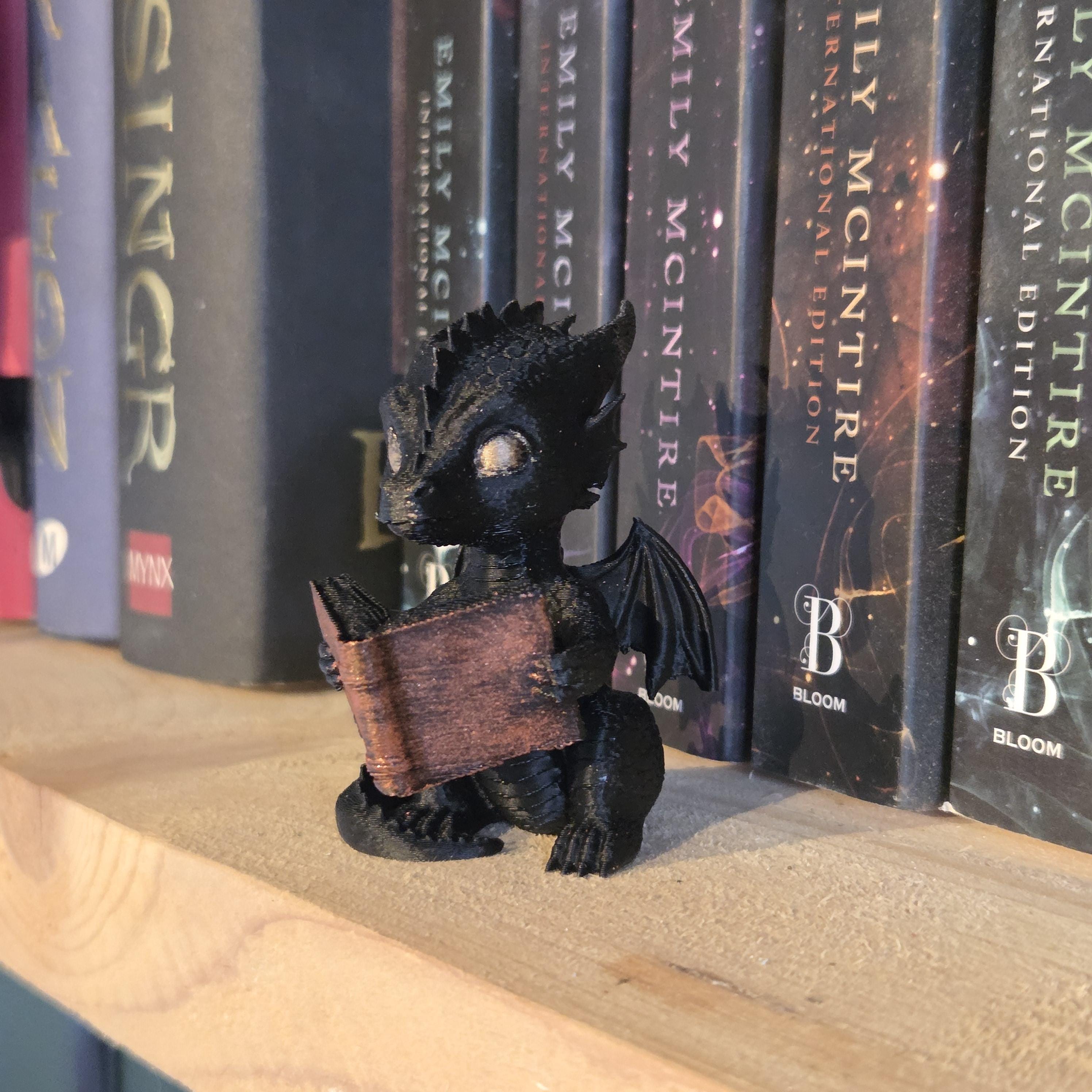 Buchlesende Drachenfigur – Fourth Wing inspirierter Drache – Fantasy Bücherregal Deko – Drachen Miniatur – Buchliebhaber Geschenk