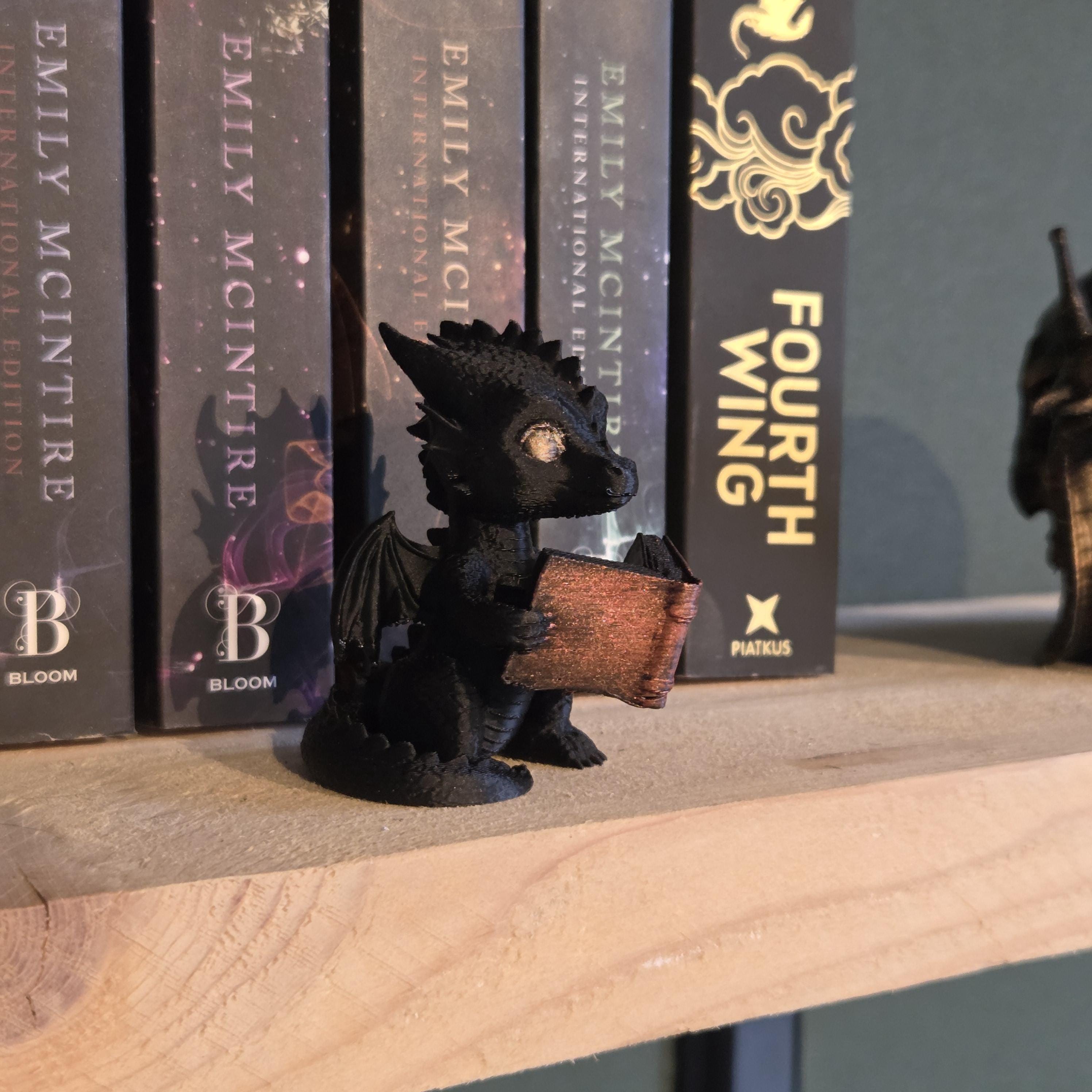 Buchlesende Drachenfigur – Fourth Wing inspirierter Drache – Fantasy Bücherregal Deko – Drachen Miniatur – Buchliebhaber Geschenk