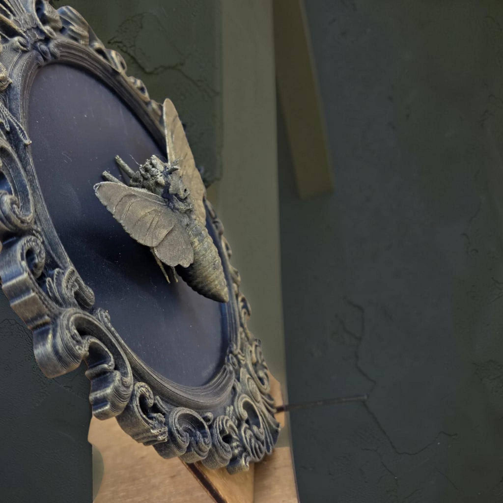 Totenkopfmotte Wandbild im Barockrahmen | gotische Motten Wanddekoration