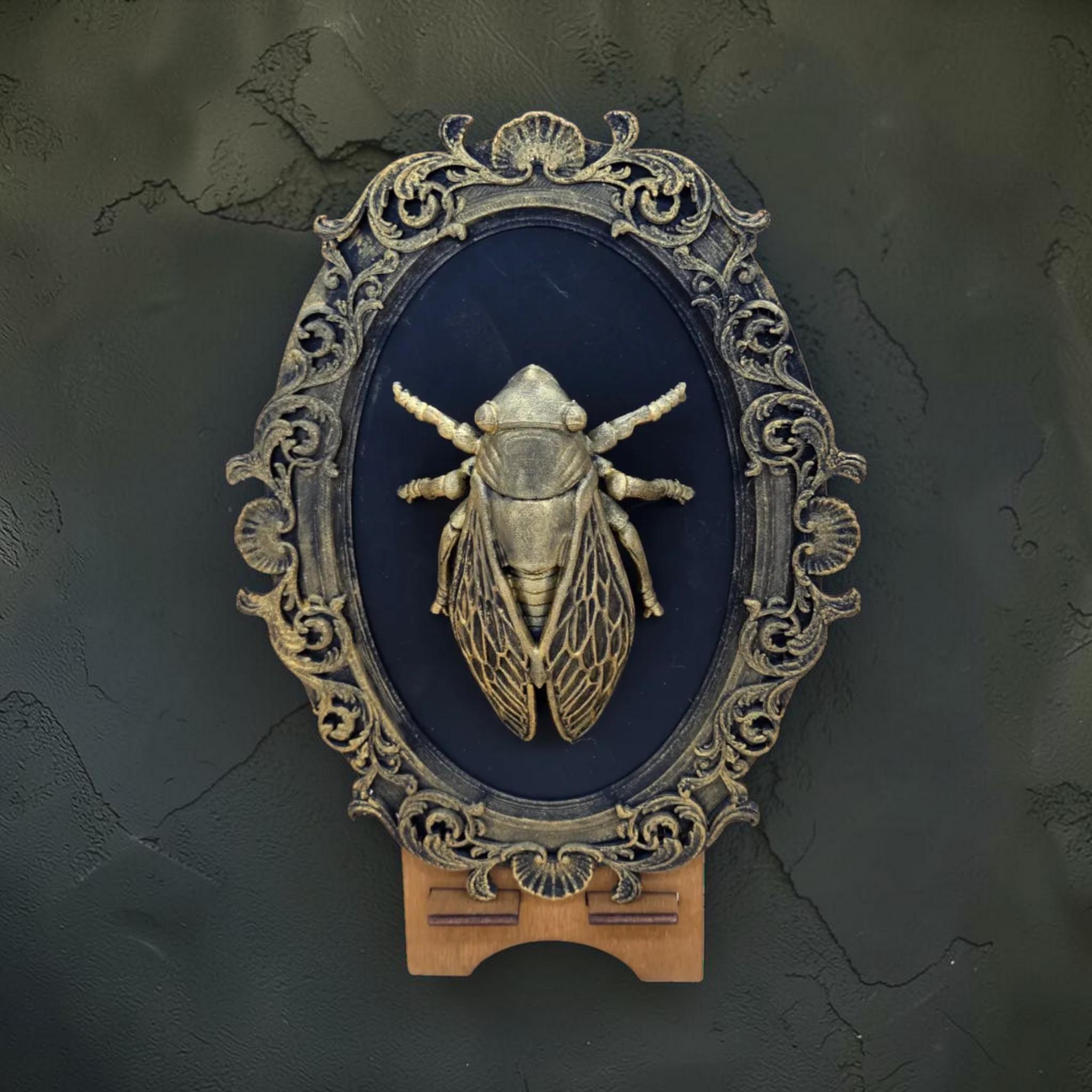 Zikaden-Wandbild in barockem Rahmen | Gothic Insekten-Wanddeko