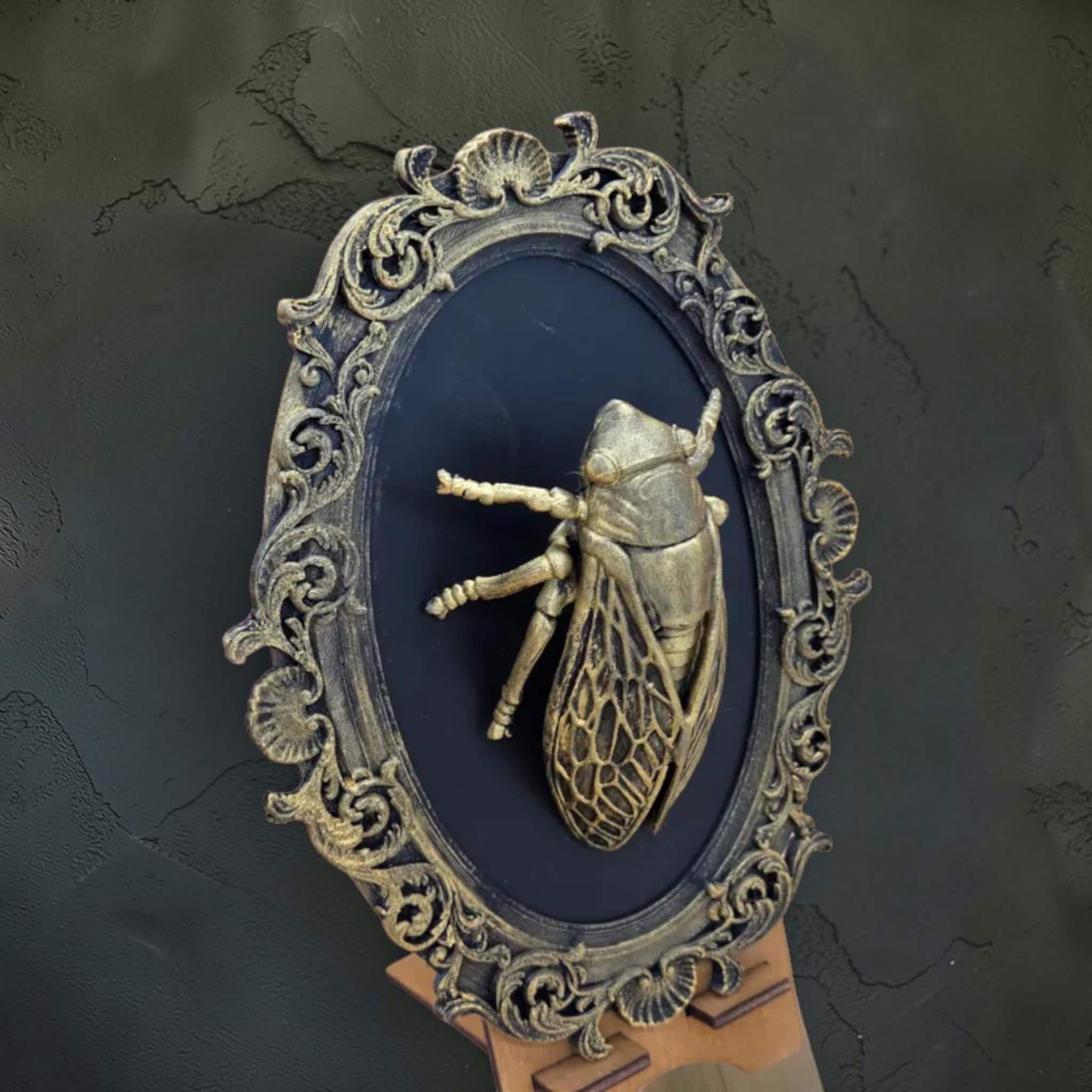 Zikaden-Wandbild in barockem Rahmen | Gothic Insekten-Wanddeko