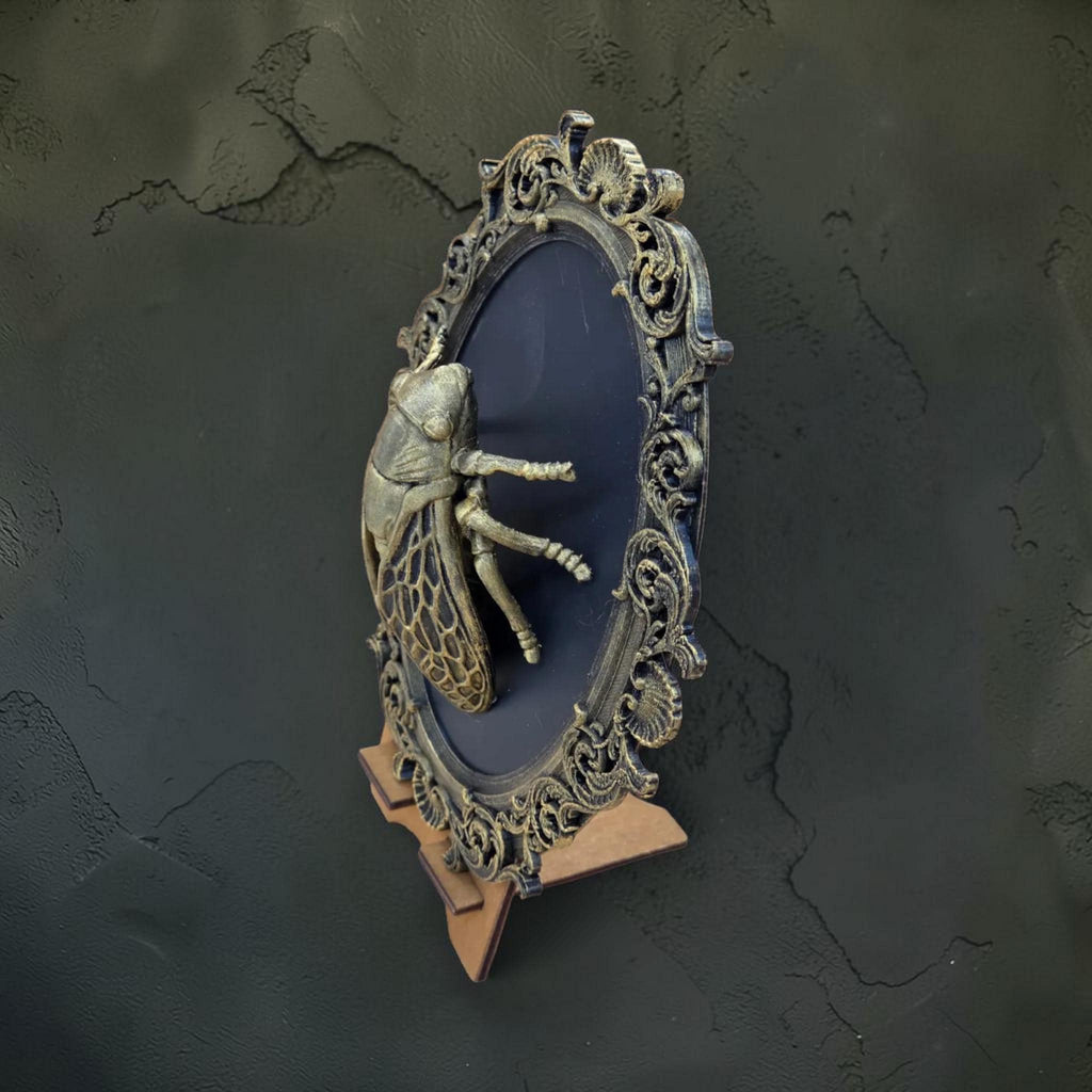 Zikaden-Wandbild in barockem Rahmen | Gothic Insekten-Wanddeko