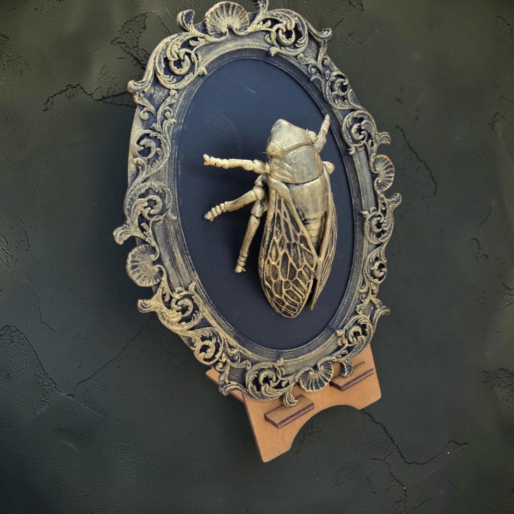 Zikaden-Wandbild in barockem Rahmen | Gothic Insekten-Wanddeko
