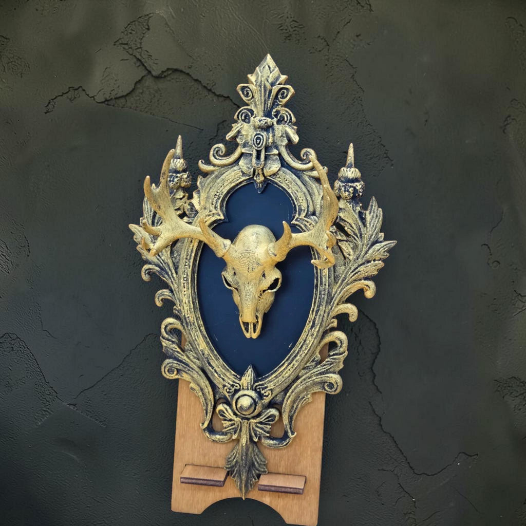 Hirschschädel Wandtafel in Barockrahmen | gotische Schädelwanddekoration