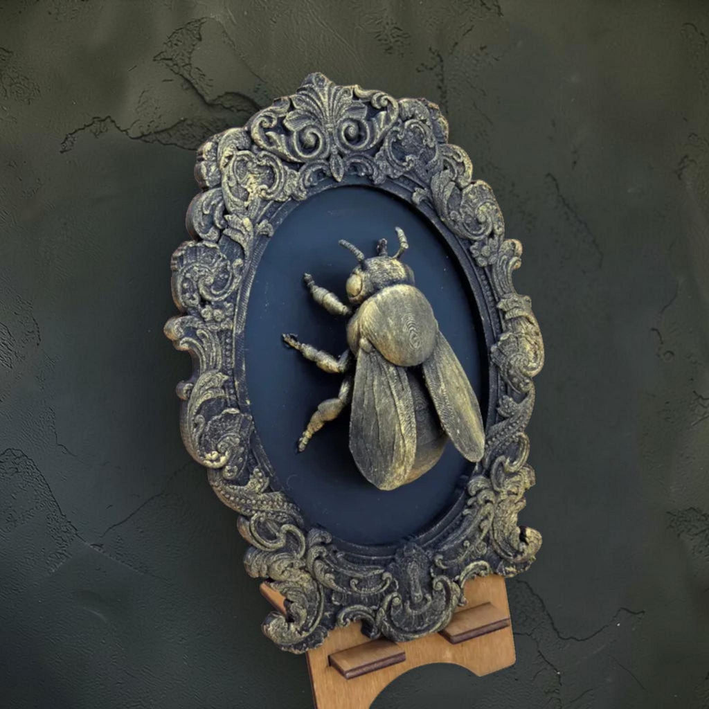 Wandtafel mit Hummel im Barockrahmen | Wanddekoration für Bienenliebhaber