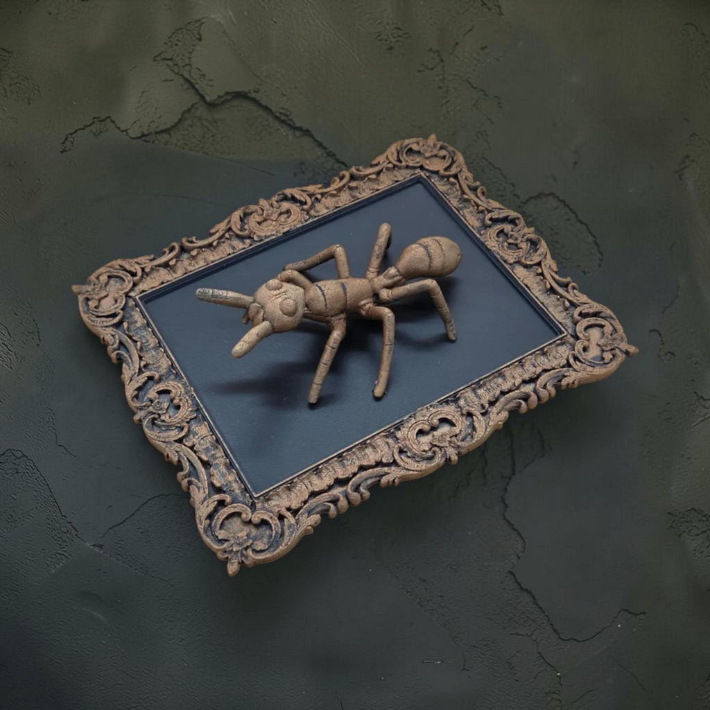 Muurplaquette met mieren in sierlijke lijst | insect curiosa wanddecoratie