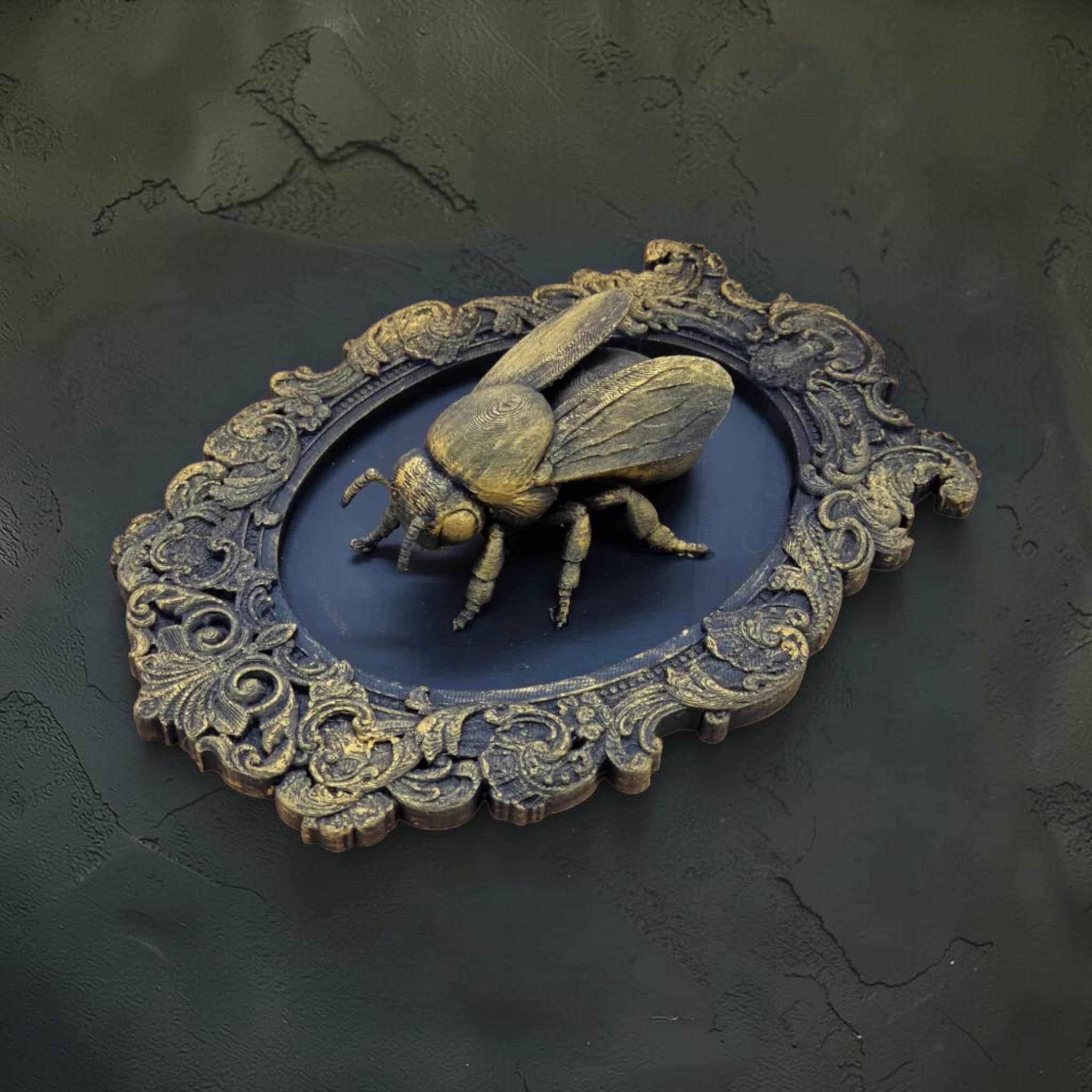 Wandtafel mit Hummel im Barockrahmen | Wanddekoration für Bienenliebhaber