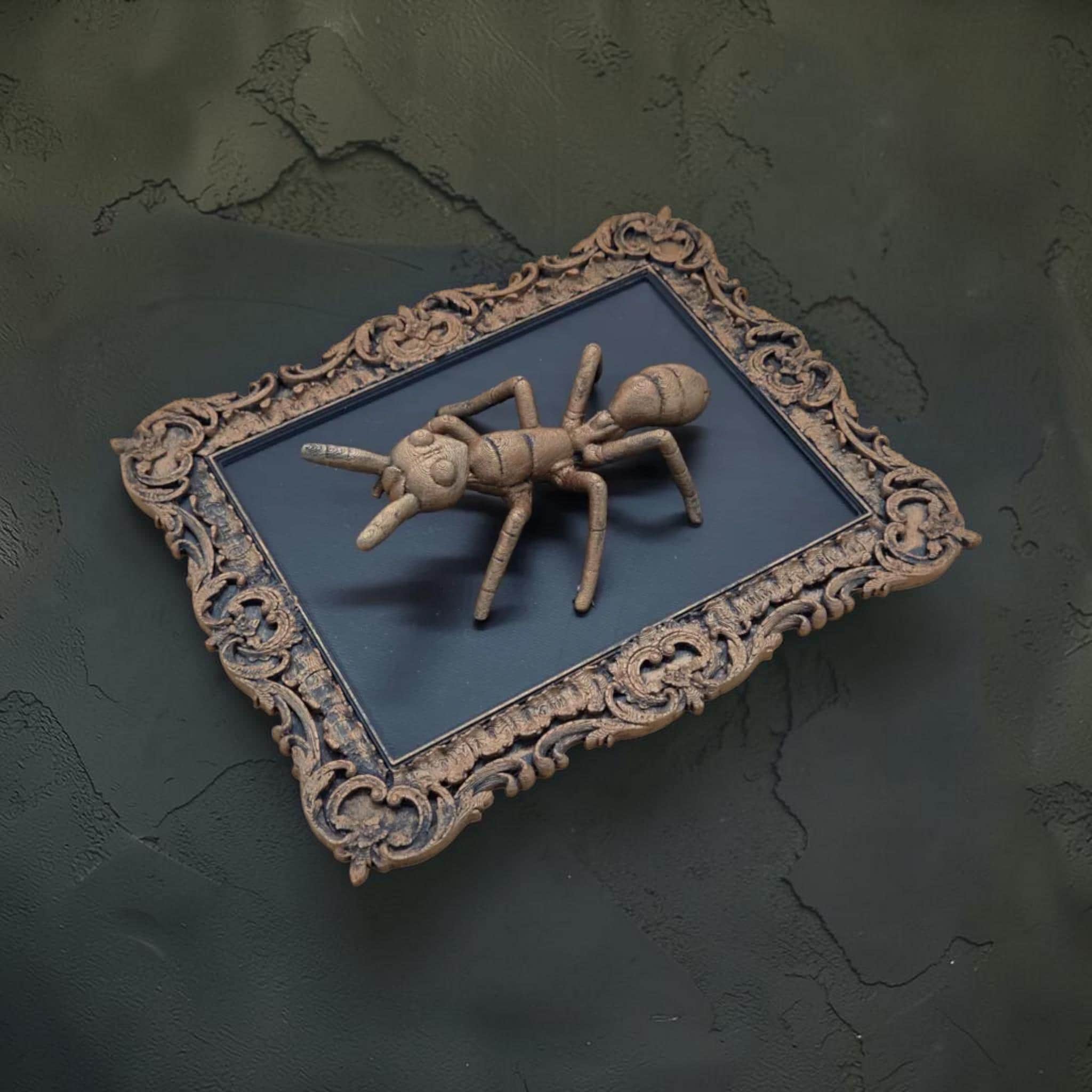 Muurplaquette met mieren in sierlijke lijst | insect curiosa wanddecoratie
