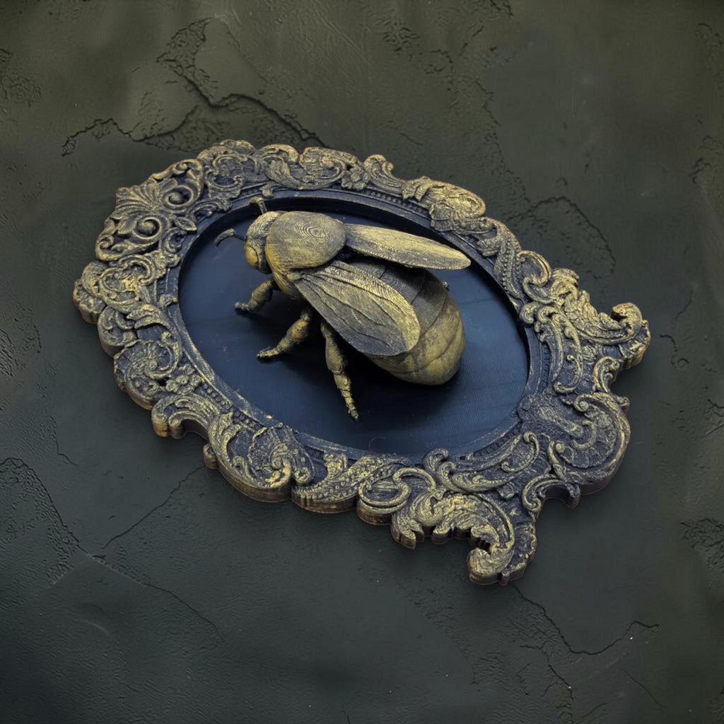 Wandtafel mit Hummel im Barockrahmen | Wanddekoration für Bienenliebhaber