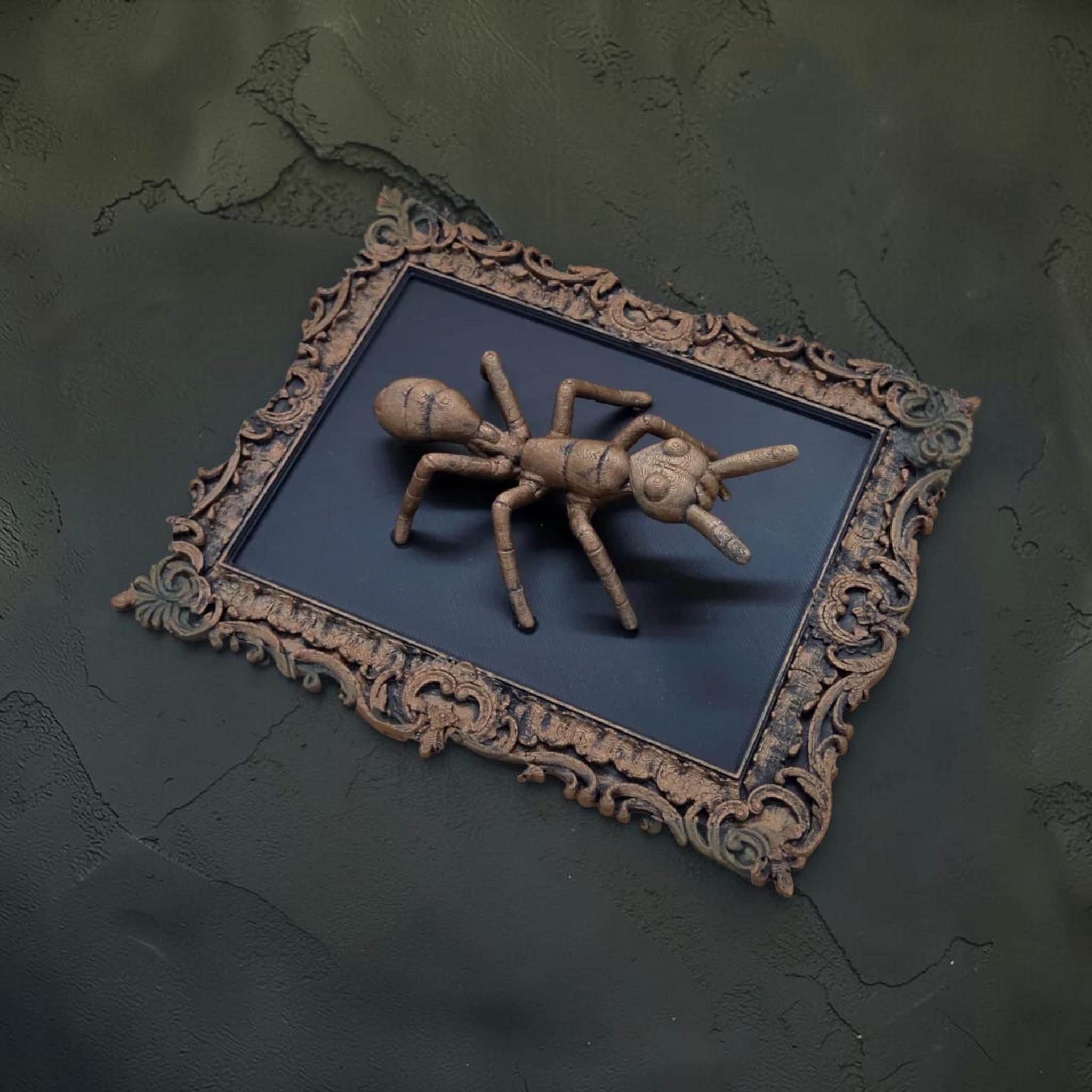 Muurplaquette met mieren in sierlijke lijst | insect curiosa wanddecoratie