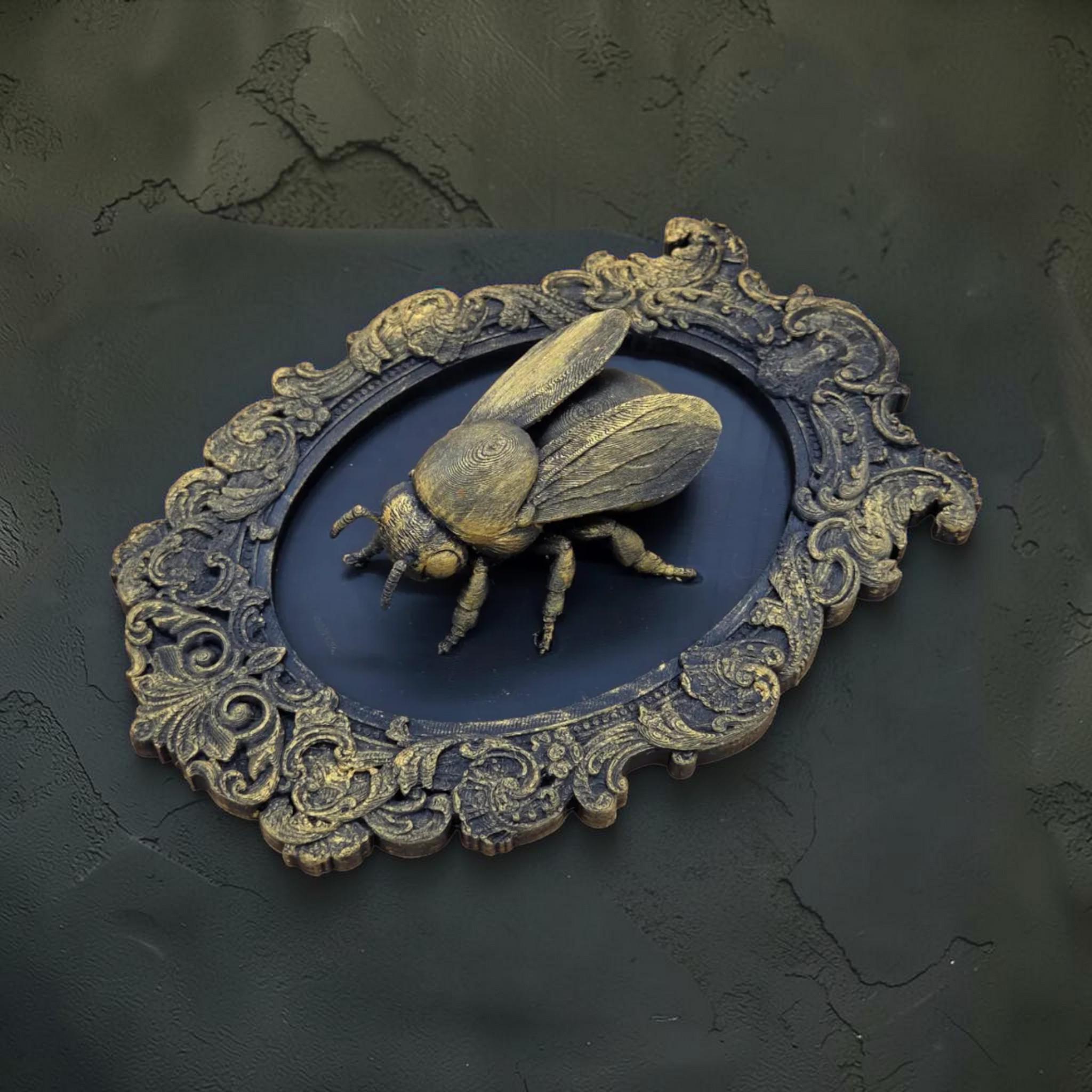 Wandtafel mit Hummel im Barockrahmen | Wanddekoration für Bienenliebhaber
