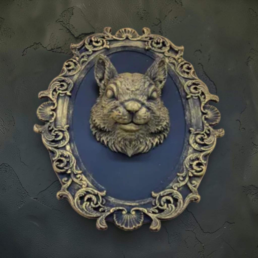 Eekhoorn wandplaquette in sierlijke barokke lijst | bosdier gothic wanddecoratie