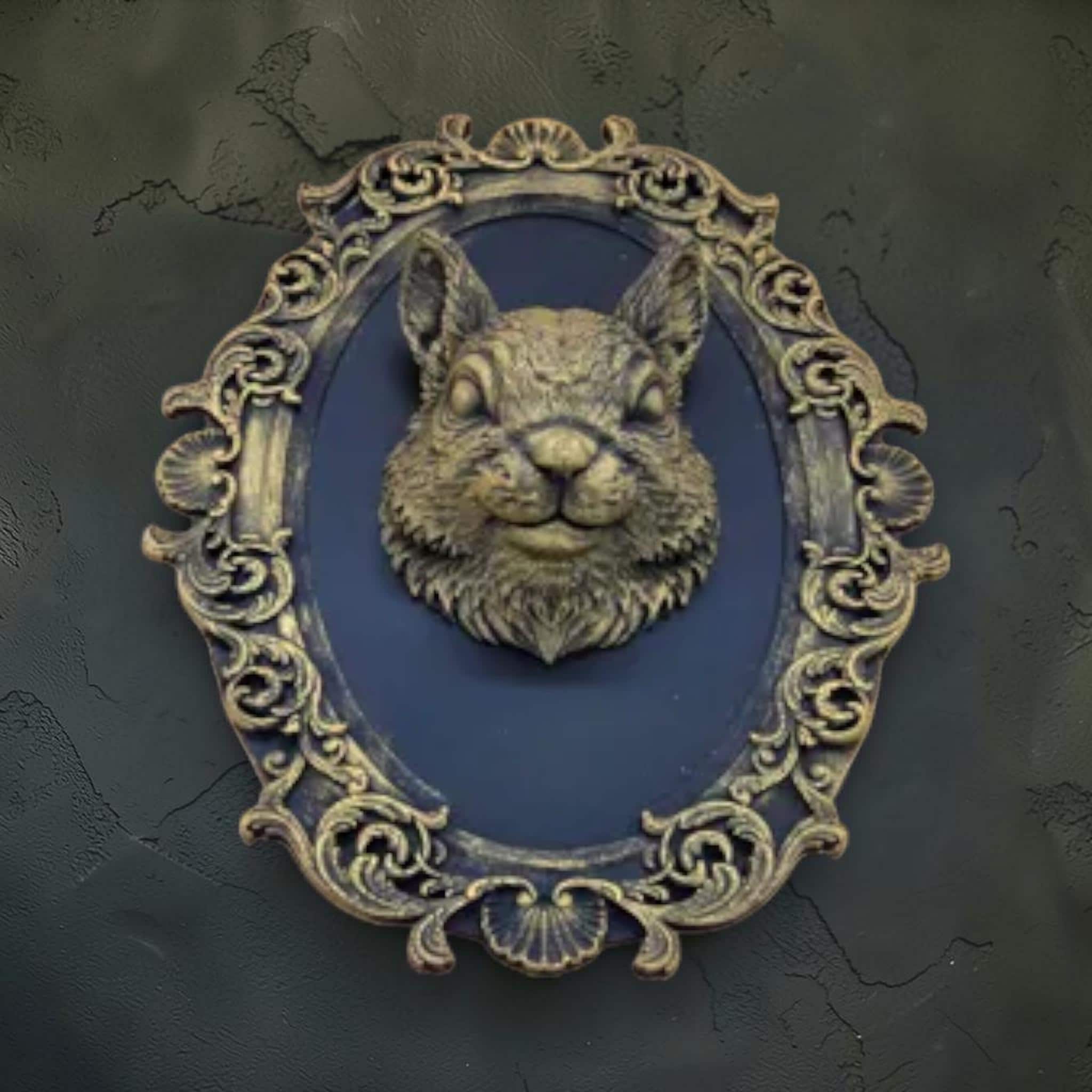 Eekhoorn wandplaquette in sierlijke barokke lijst | bosdier gothic wanddecoratie