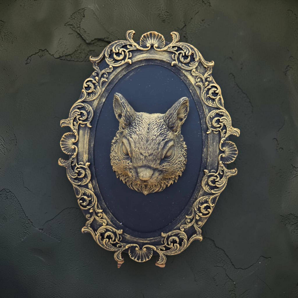 Eekhoorn wandplaquette in sierlijke barokke lijst | bosdier gothic wanddecoratie