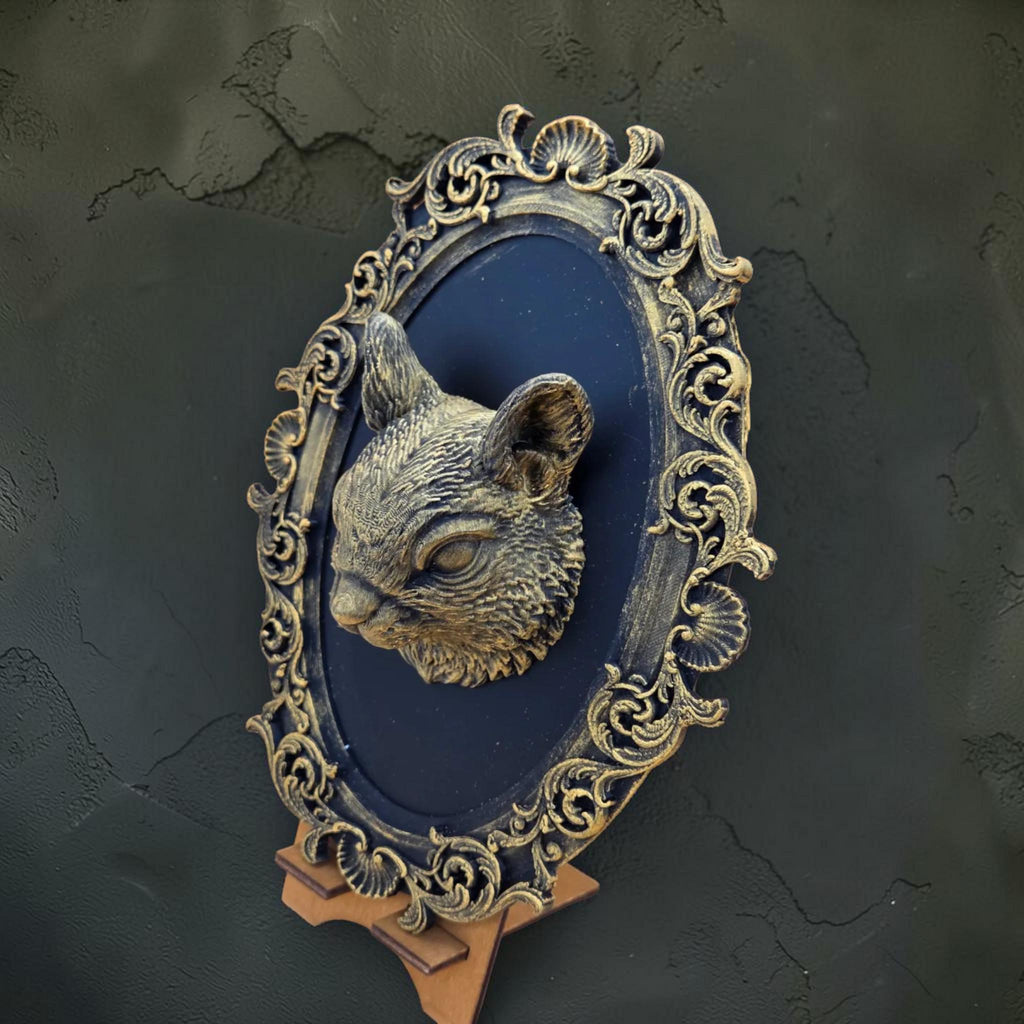 Eekhoorn wandplaquette in sierlijke barokke lijst | bosdier gothic wanddecoratie