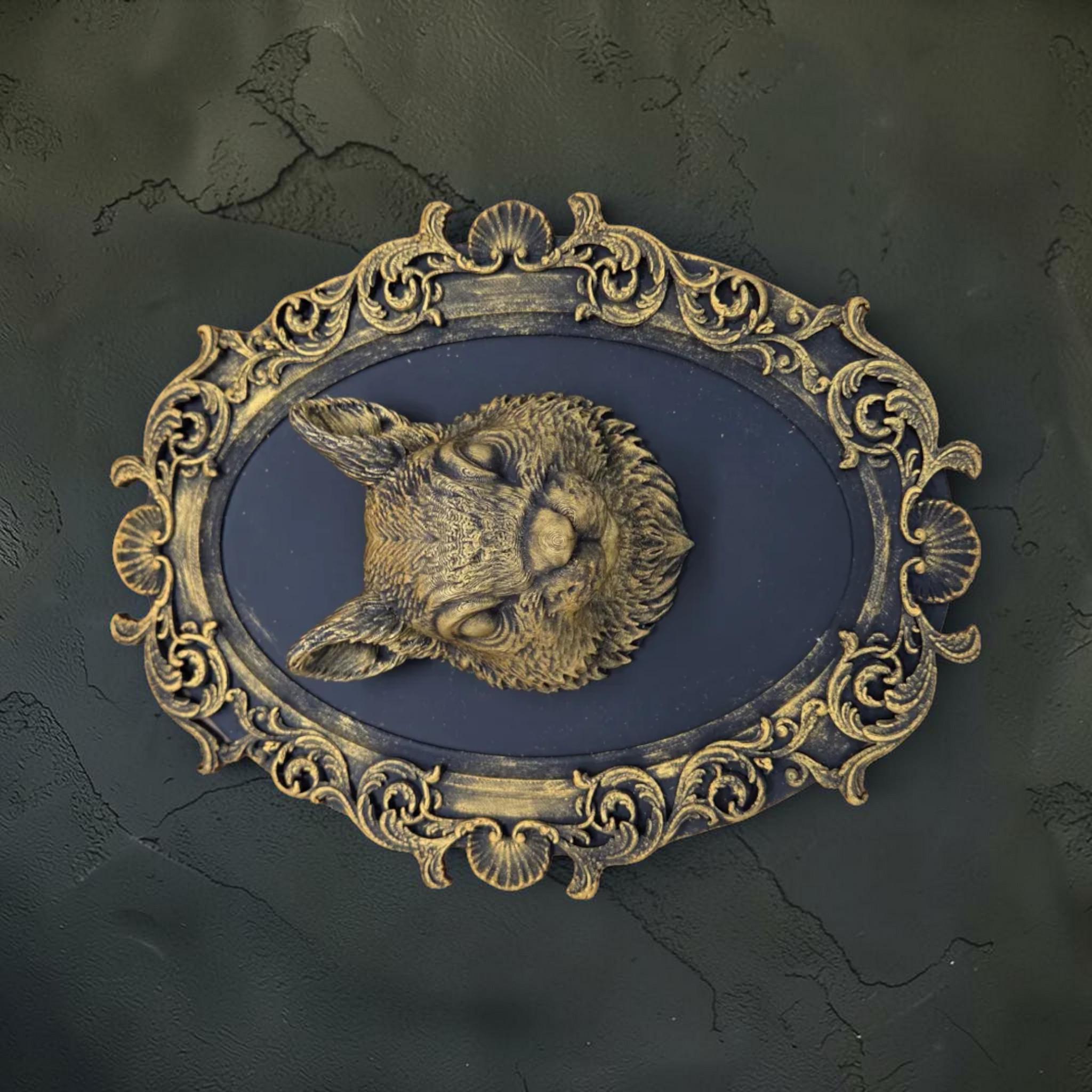 Eekhoorn wandplaquette in sierlijke barokke lijst | bosdier gothic wanddecoratie