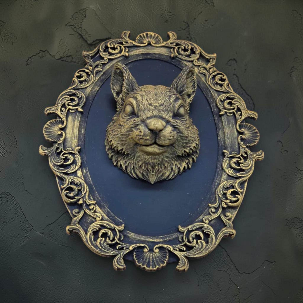 Eekhoorn wandplaquette in sierlijke barokke lijst | bosdier gothic wanddecoratie