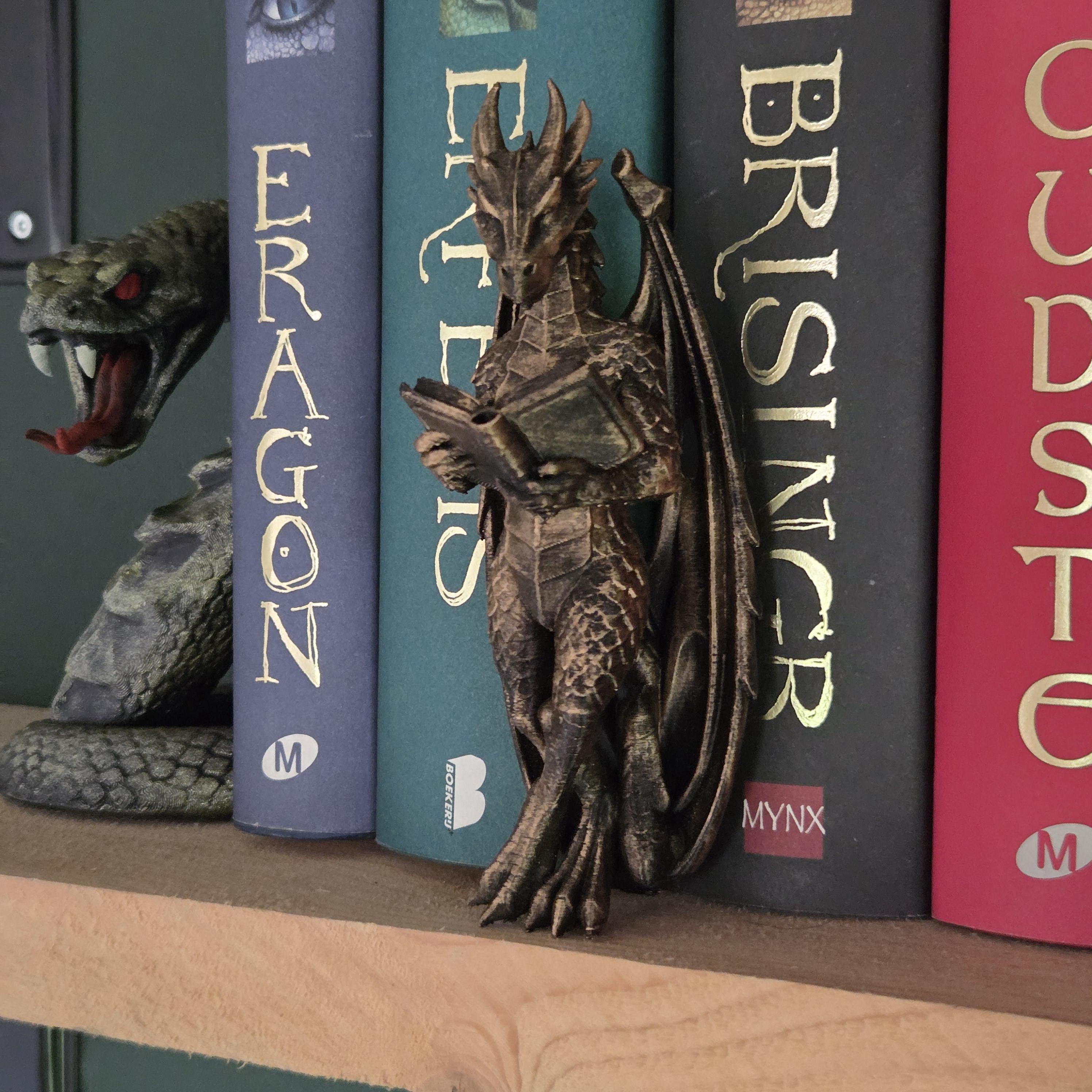 Dragon Bookshelf Figurine – Reading Dragon Statue – Proud Dragon Shelf Sitter – Fantasy Book Decor – Book Lover Gift