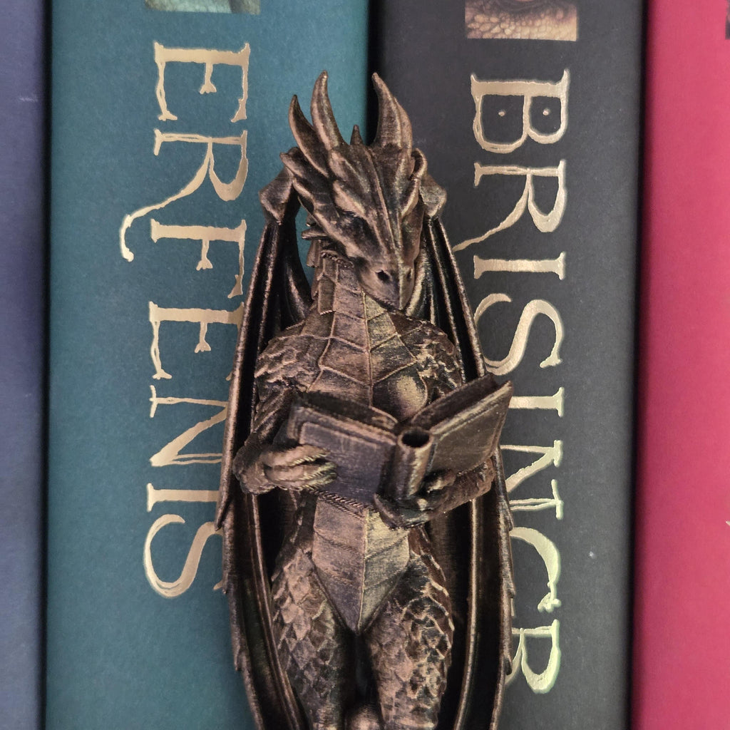 Dragon Bookshelf Figurine – Reading Dragon Statue – Proud Dragon Shelf Sitter – Fantasy Book Decor – Book Lover Gift