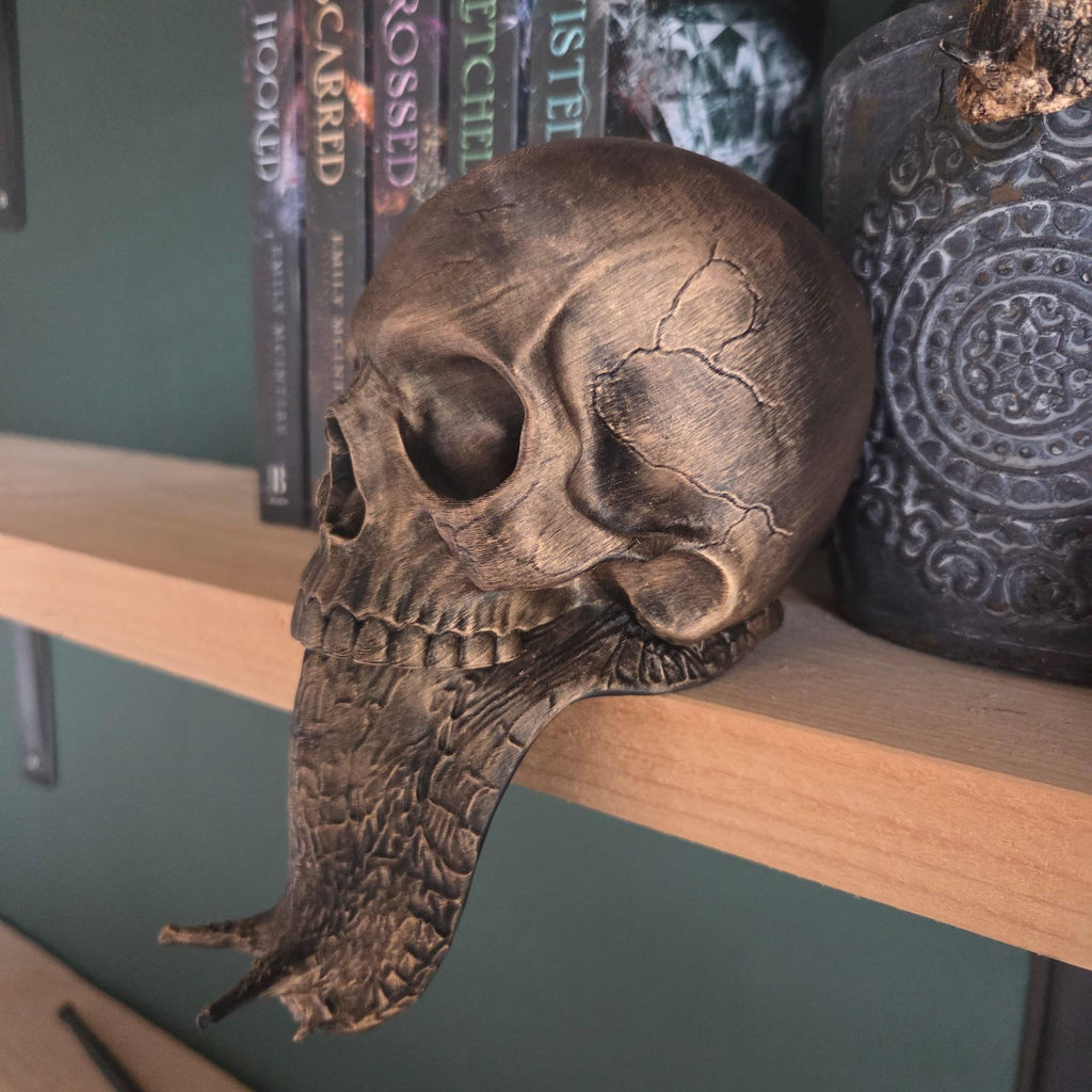 Skull Snail Figurine – Gothic Bookshelf Decor – Dark Fantasy Skull Sculpture – Creepy Home Decor – Gothic Gift